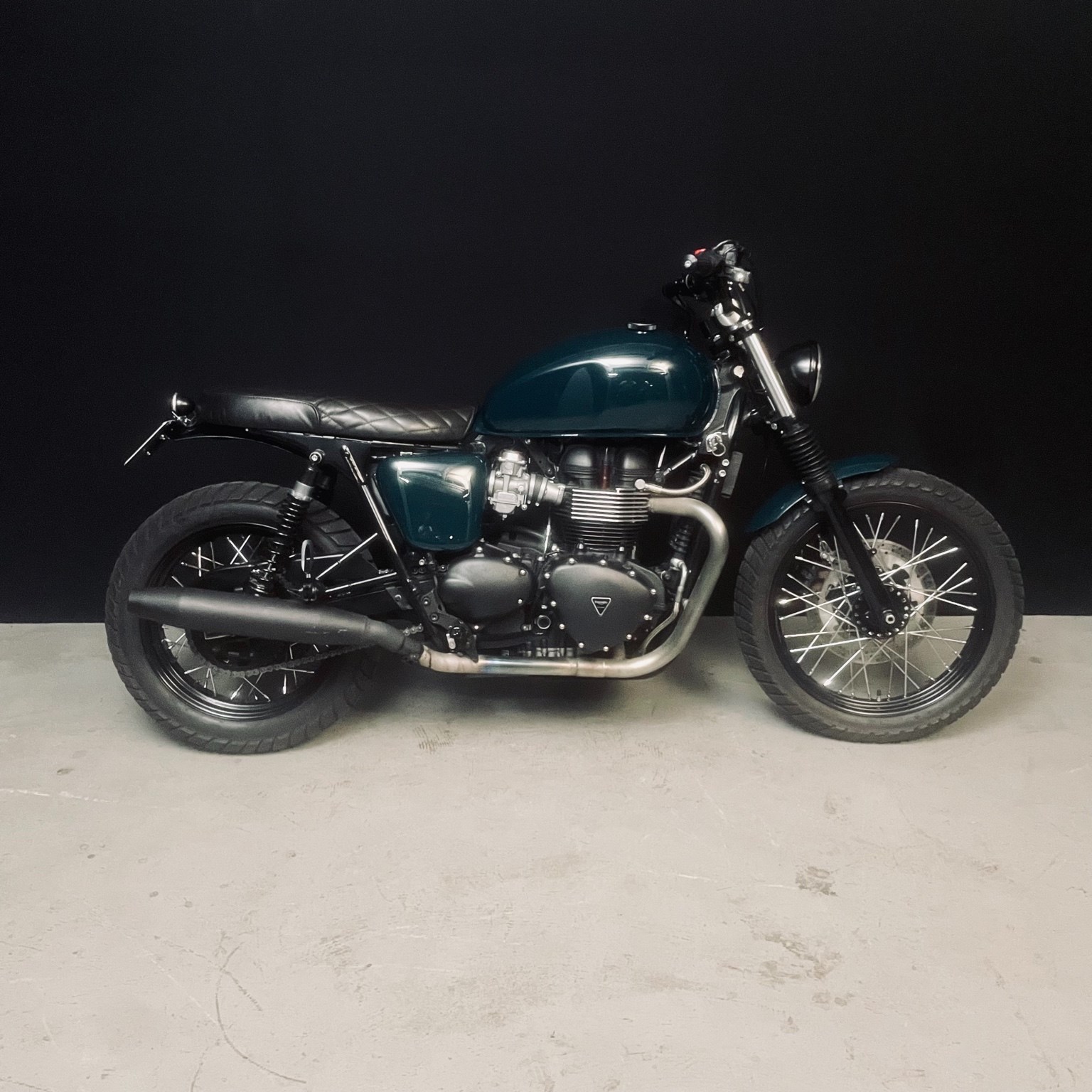 TRIUMPH Bonneville 900 i Black