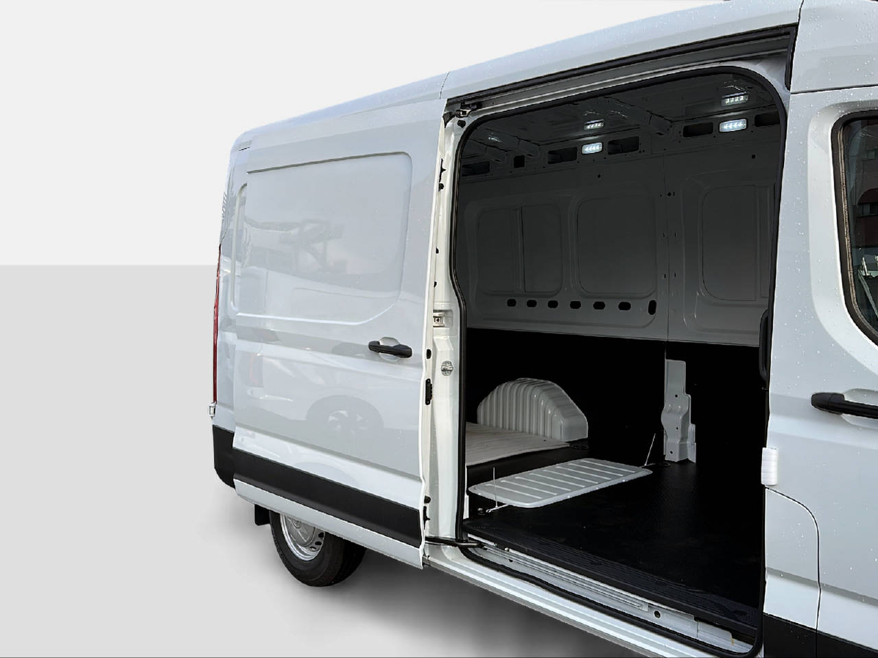 MAXUS Deliver 9 Kaw. L3H2 2.0 TD Comfort-image-11
