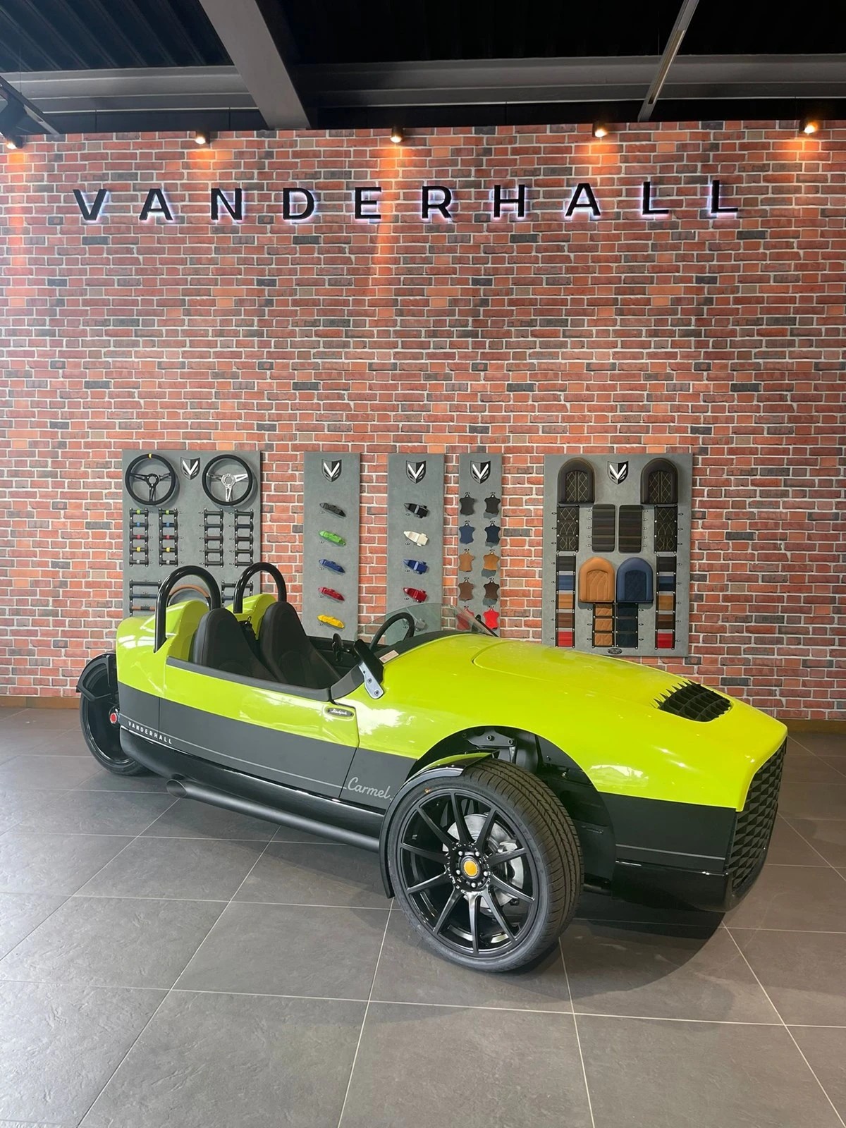VANDERHALL Carmel Black Jack-showroom-element-1