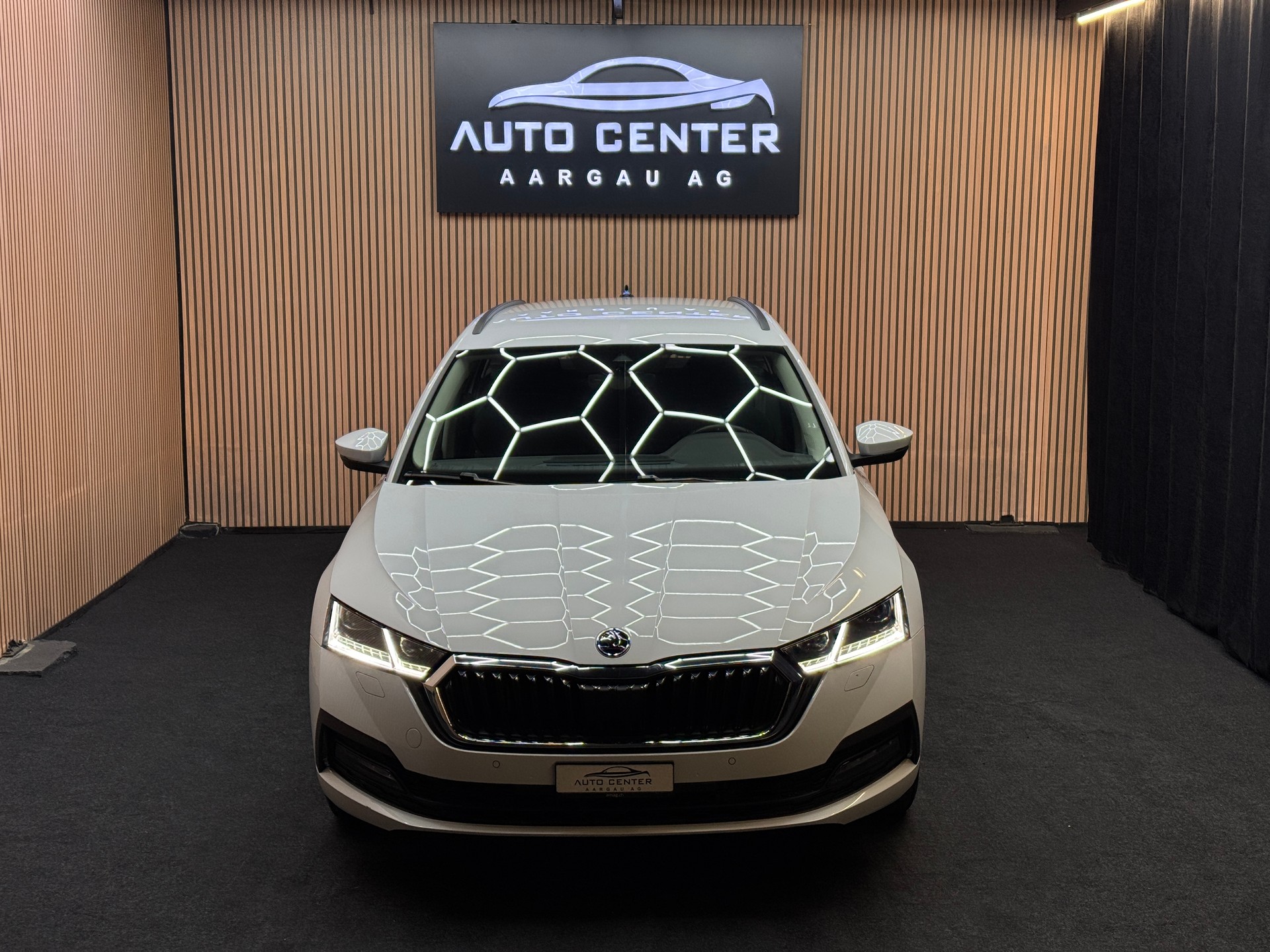 SKODA Octavia Combi 2.0 TDI 150 Ambition DSG *ab CHF 249.-/ Monat*-showroom-element-1