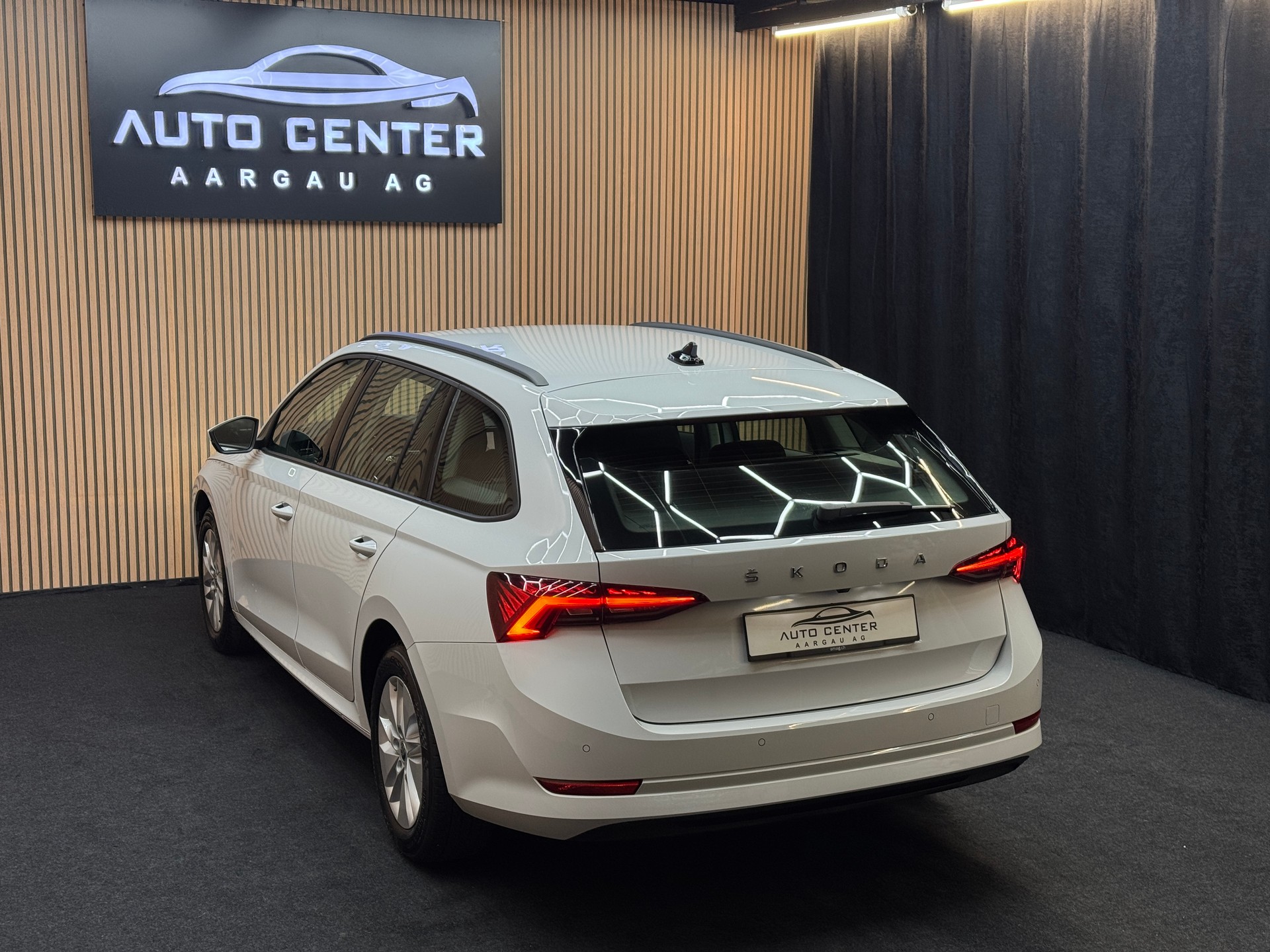 SKODA Octavia Combi 2.0 TDI 150 Ambition DSG *ab CHF 249.-/ Monat*-showroom-element-2