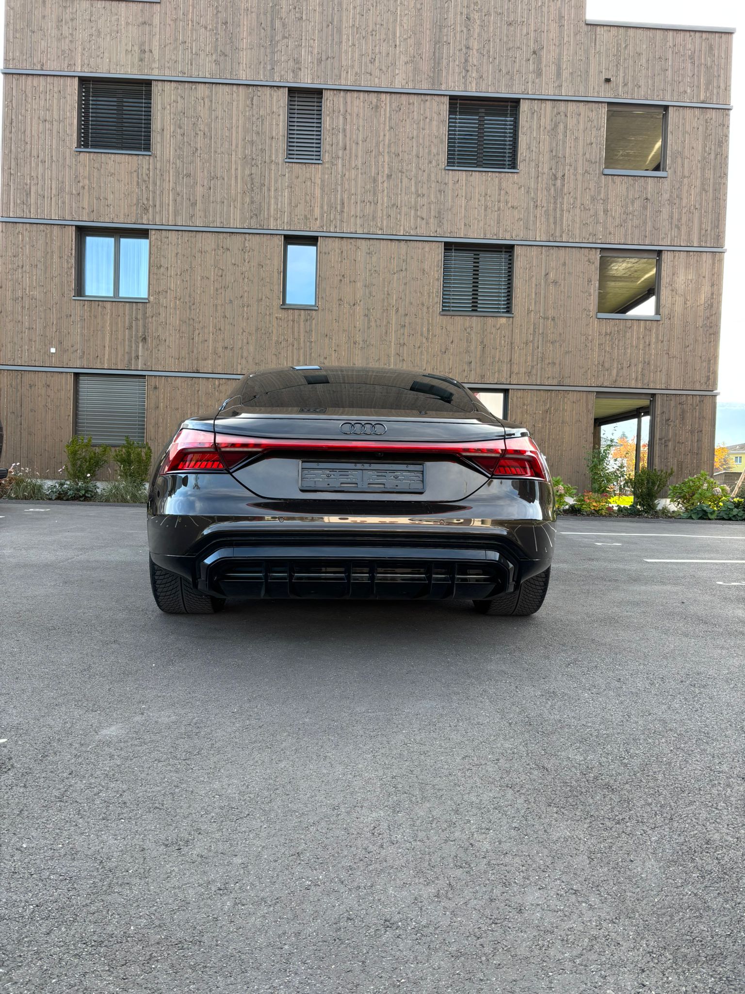 AUDI e-tron GT quattro-image-4