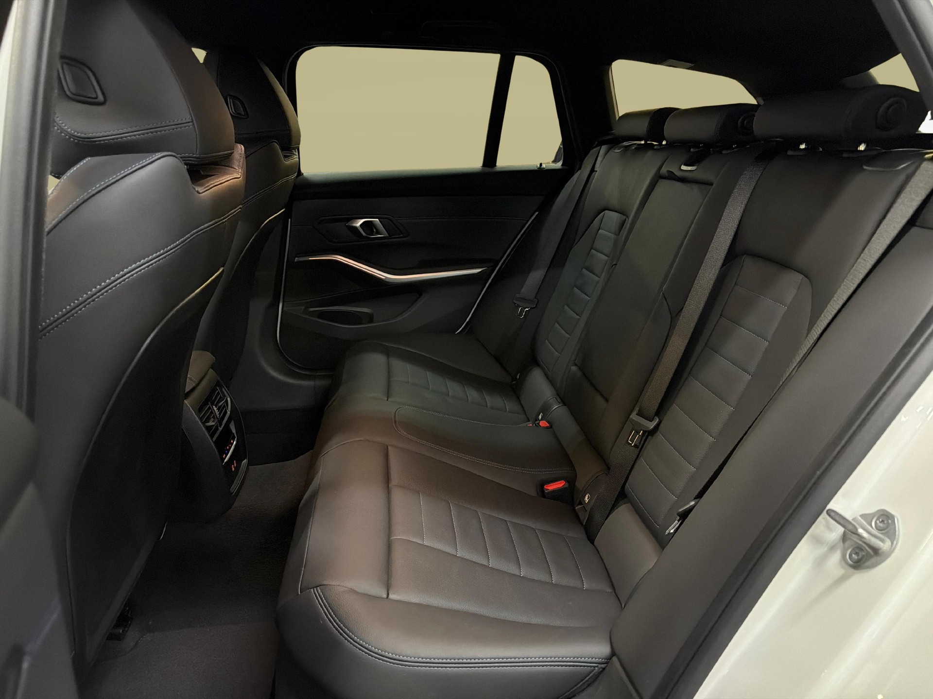 BMW 320d xDrive SAG Touring-image-15