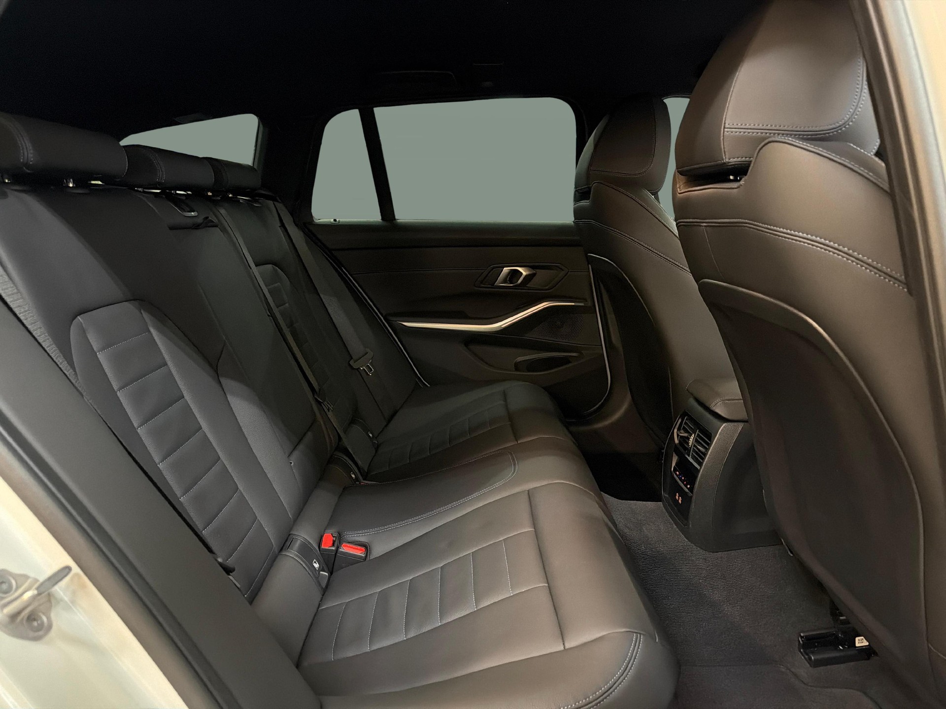 BMW 320d xDrive SAG Touring-image-16