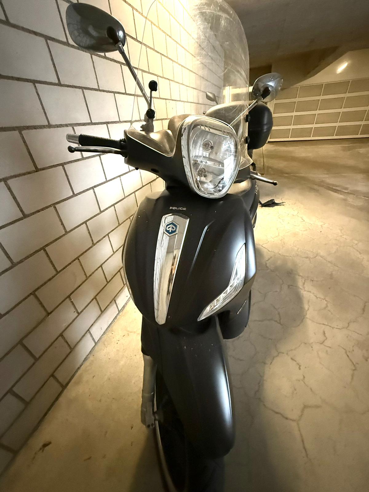 PIAGGIO Beverly 300 i.e. ABS Police-image-1