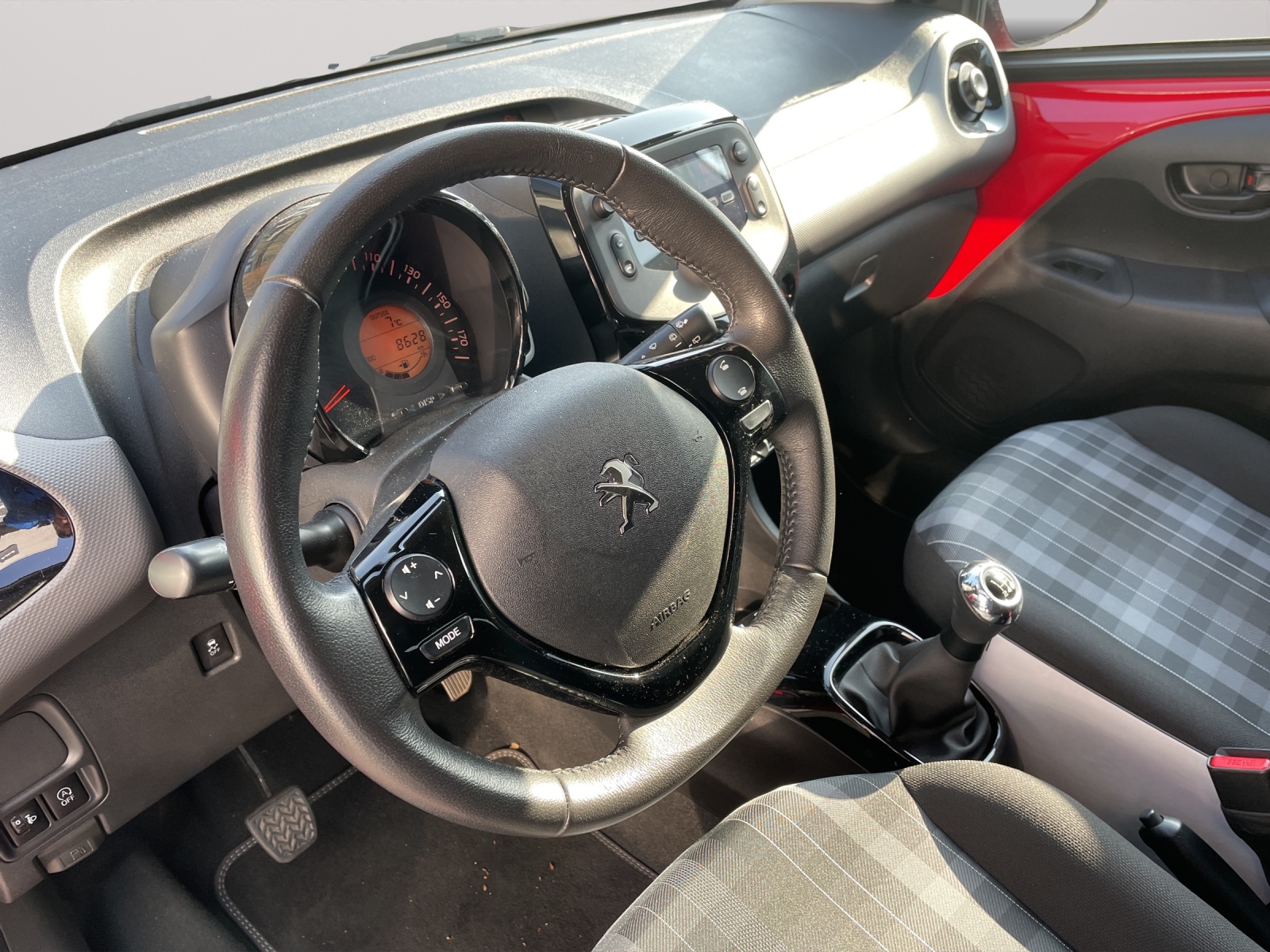 PEUGEOT 108 1.0 VTi Style-image-12
