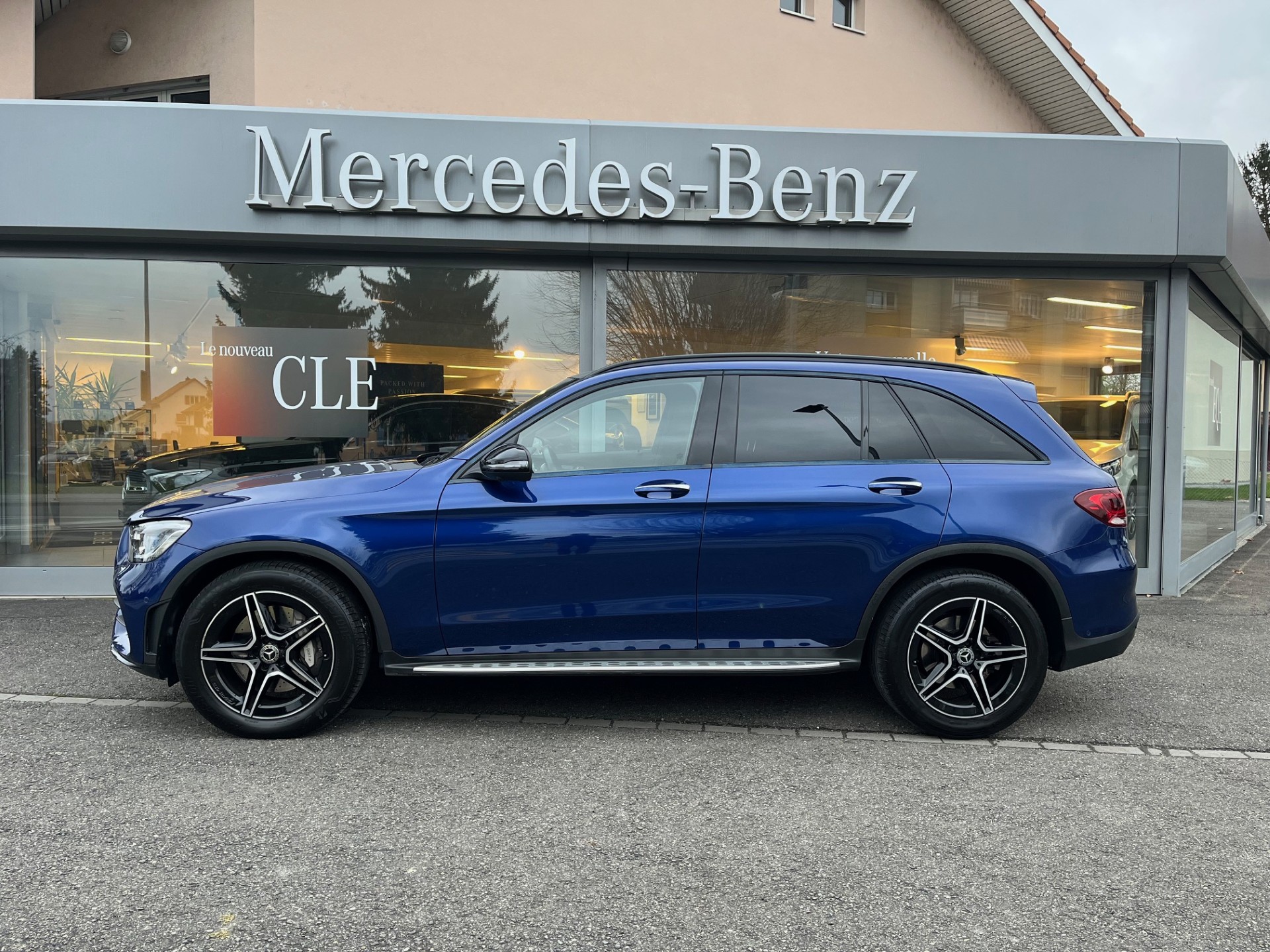 MERCEDES-BENZ GLC 300 AMG Line 4Matic 9G-Tronic-showroom-element-2