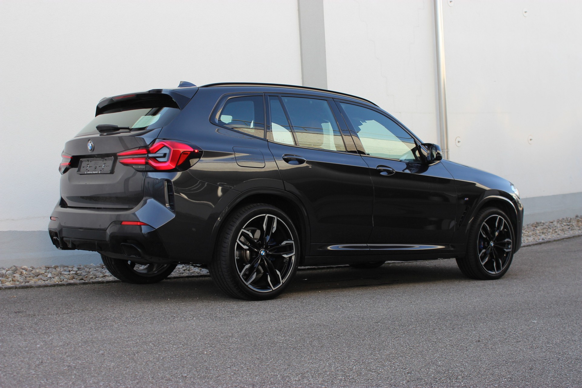 BMW X3 M40i Individual-showroom-element-2