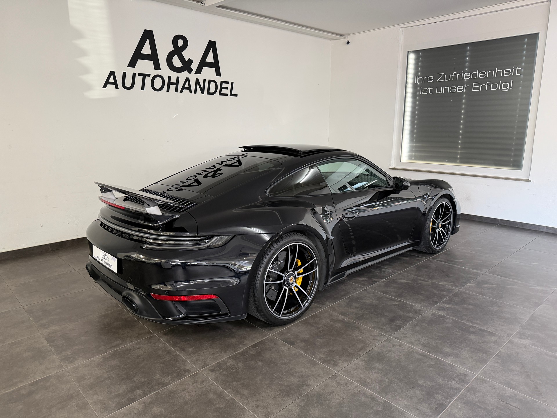 PORSCHE Turbo S-showroom-element-3
