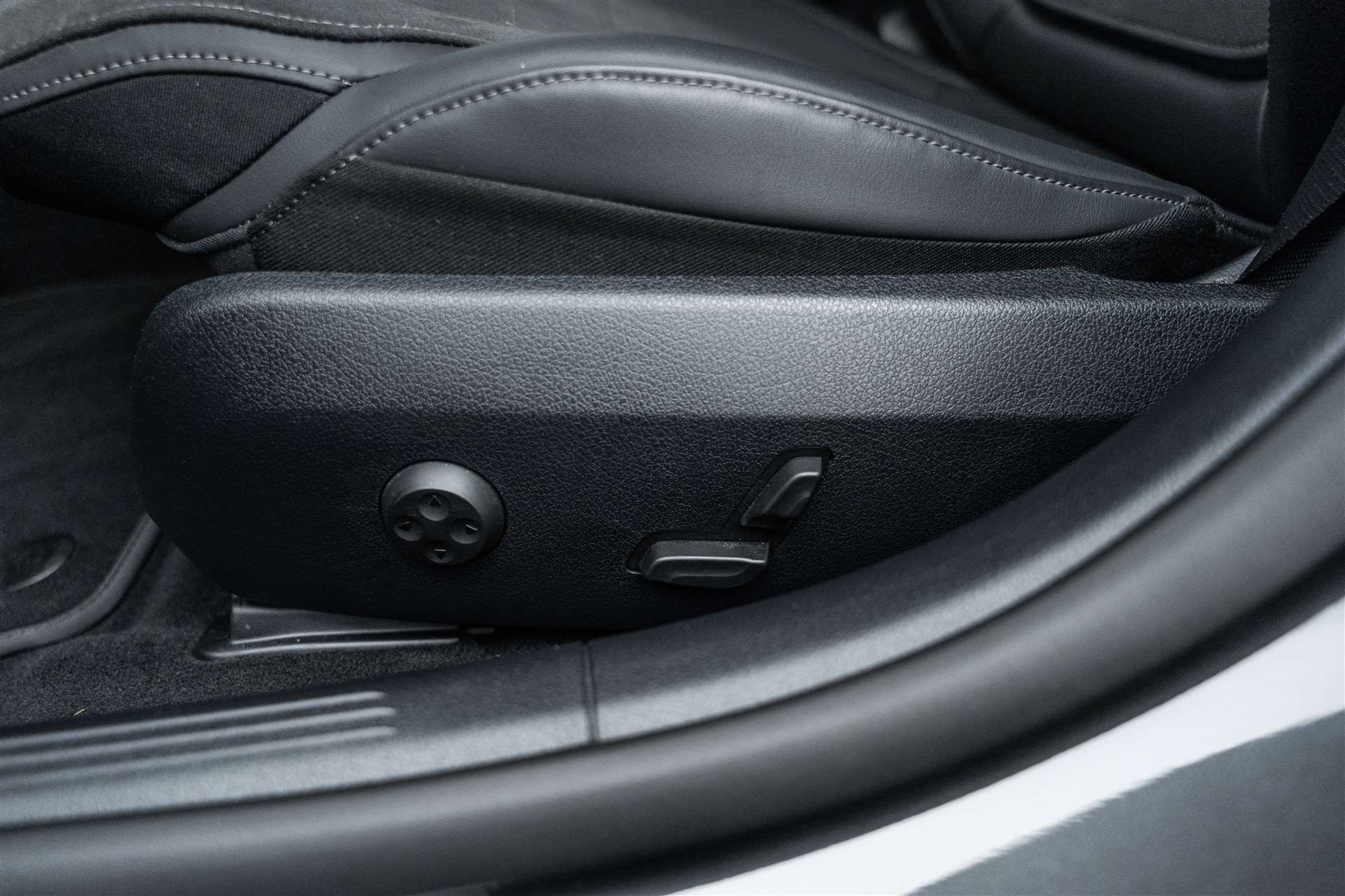 MERCEDES-BENZ MERCEDES-BENZ C 300 T AMG-Line-image-16
