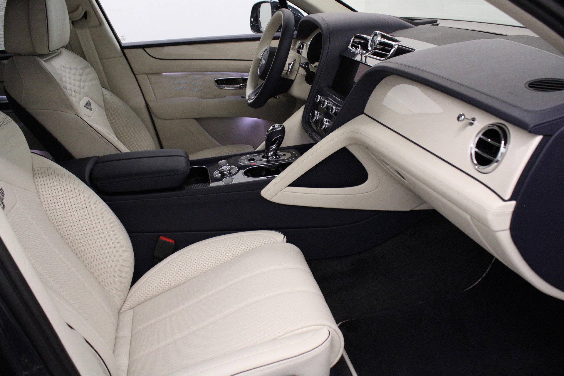 BENTLEY Bentayga 4.0 V8 Atelier Edition-image-16