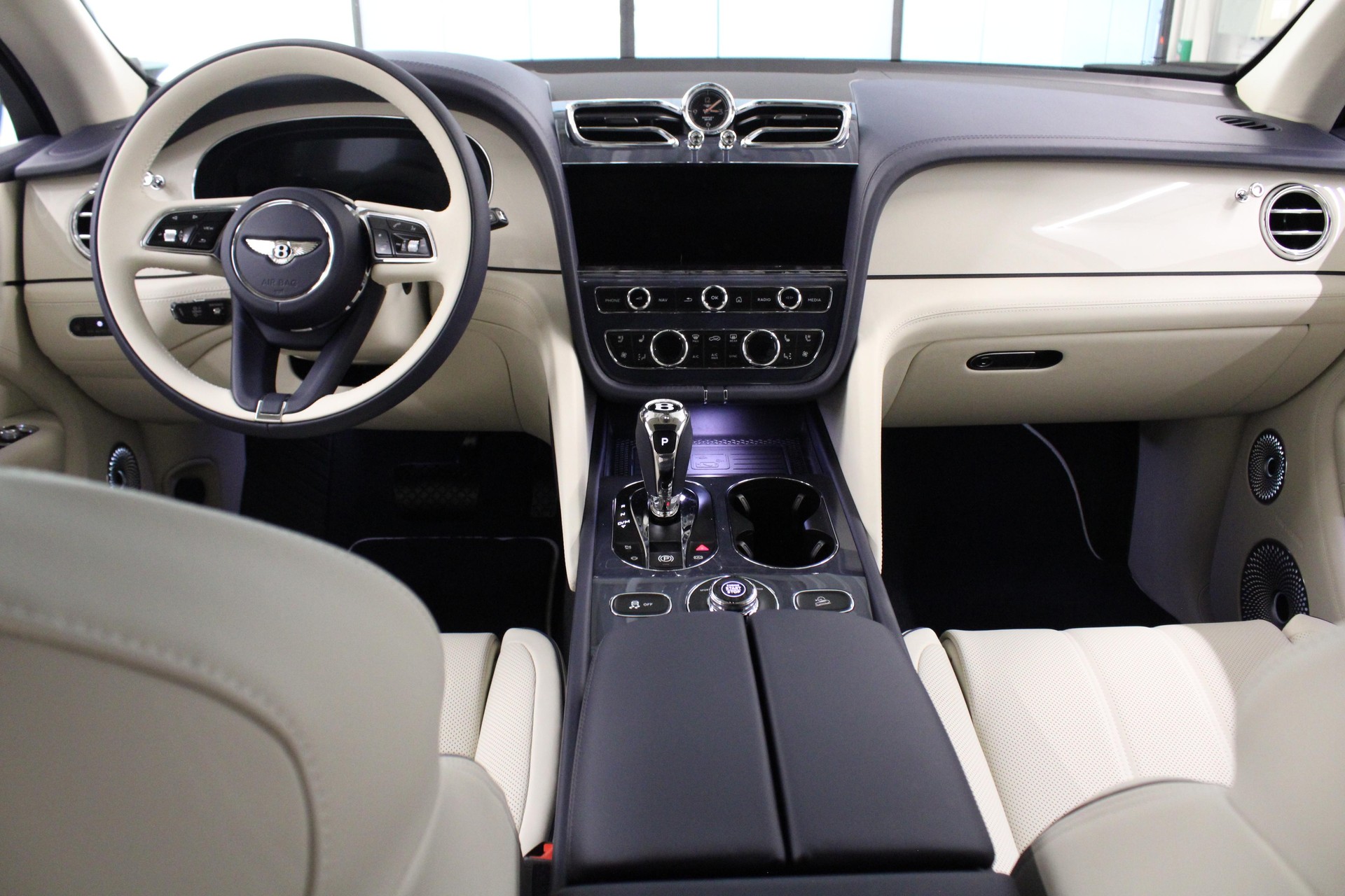 BENTLEY Bentayga 4.0 V8 Atelier Edition-image-15