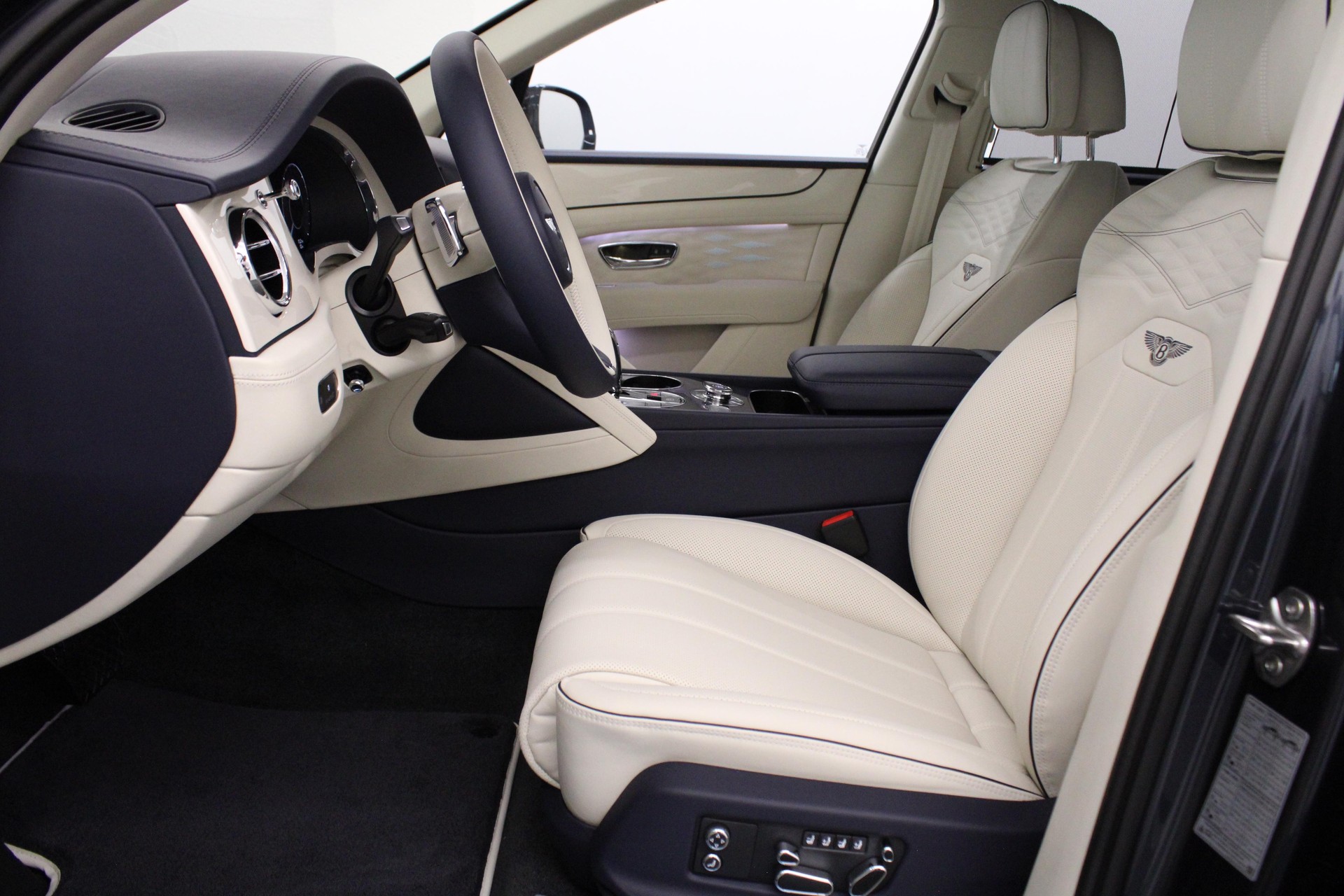 BENTLEY Bentayga 4.0 V8 Atelier Edition-image-10