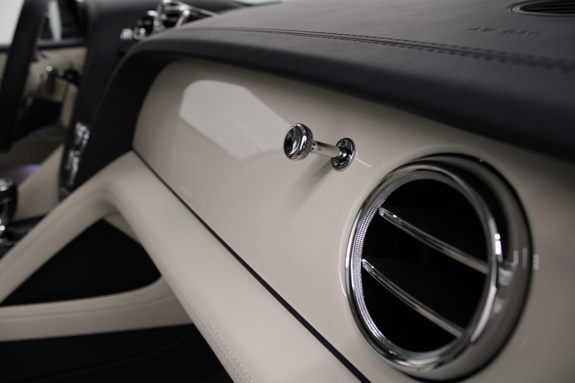 BENTLEY Bentayga 4.0 V8 Atelier Edition-image-17
