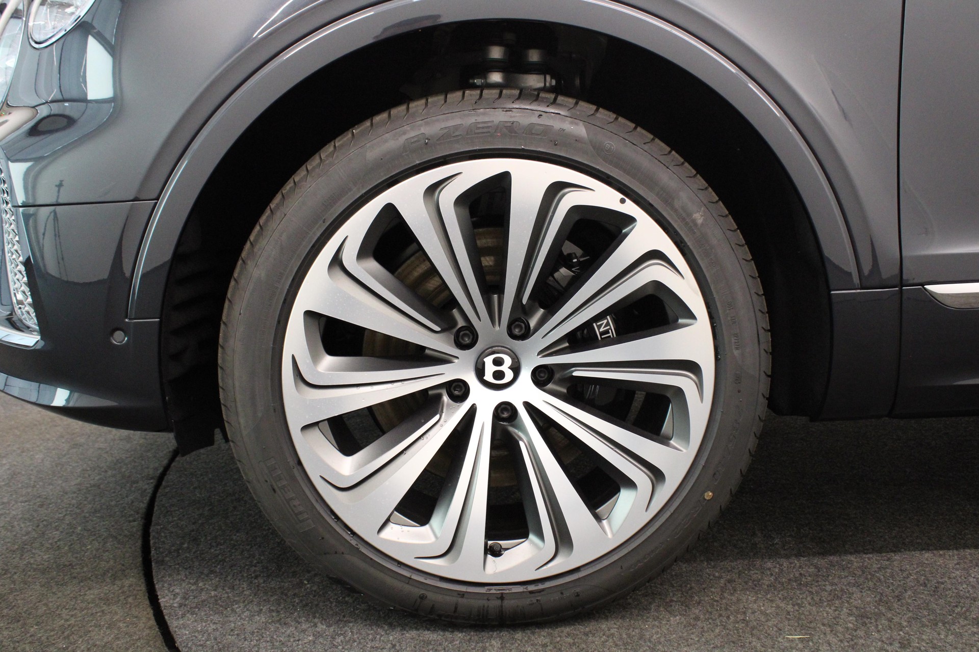 BENTLEY Bentayga 4.0 V8 Atelier Edition-image-9