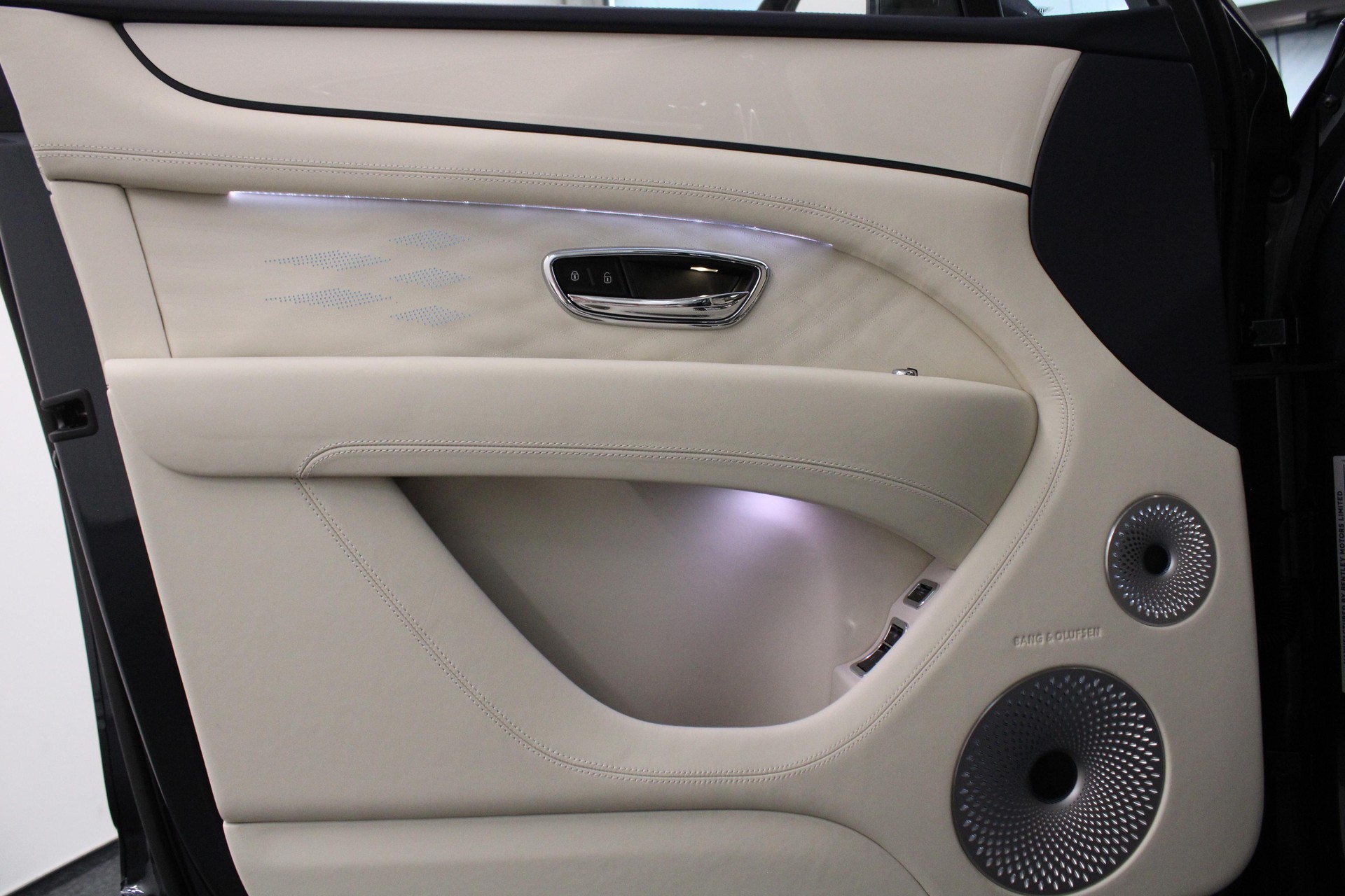 BENTLEY Bentayga 4.0 V8 Atelier Edition-image-11