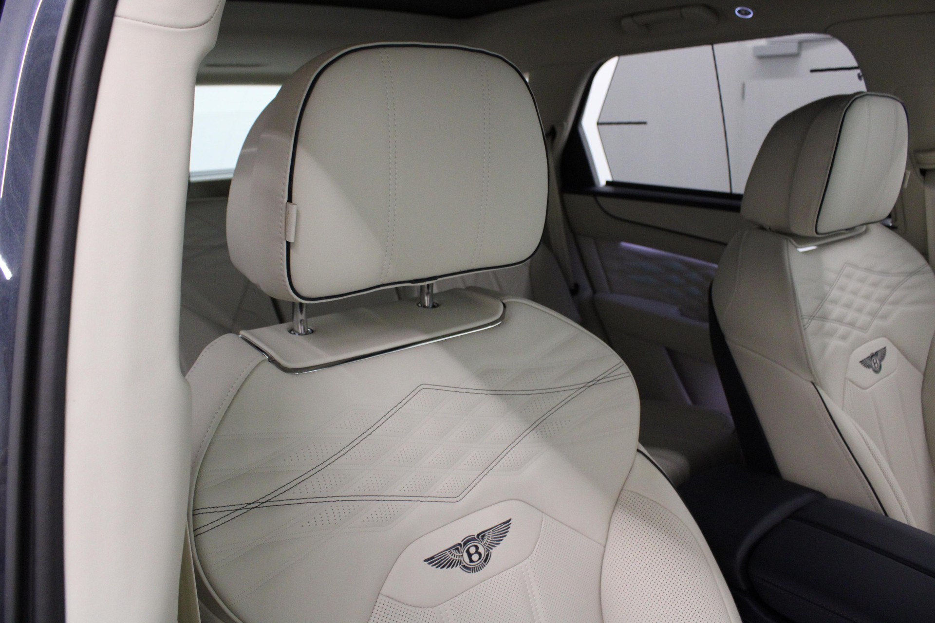 BENTLEY Bentayga 4.0 V8 Atelier Edition-image-18