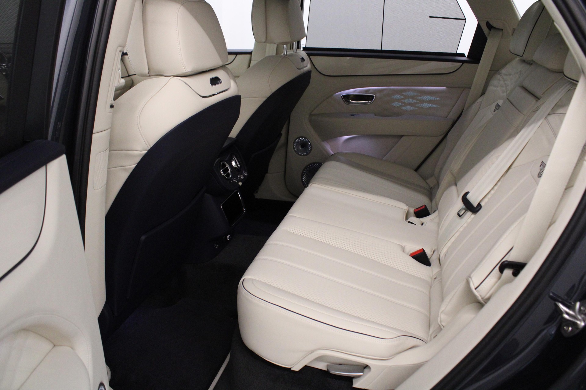 BENTLEY Bentayga 4.0 V8 Atelier Edition-image-12