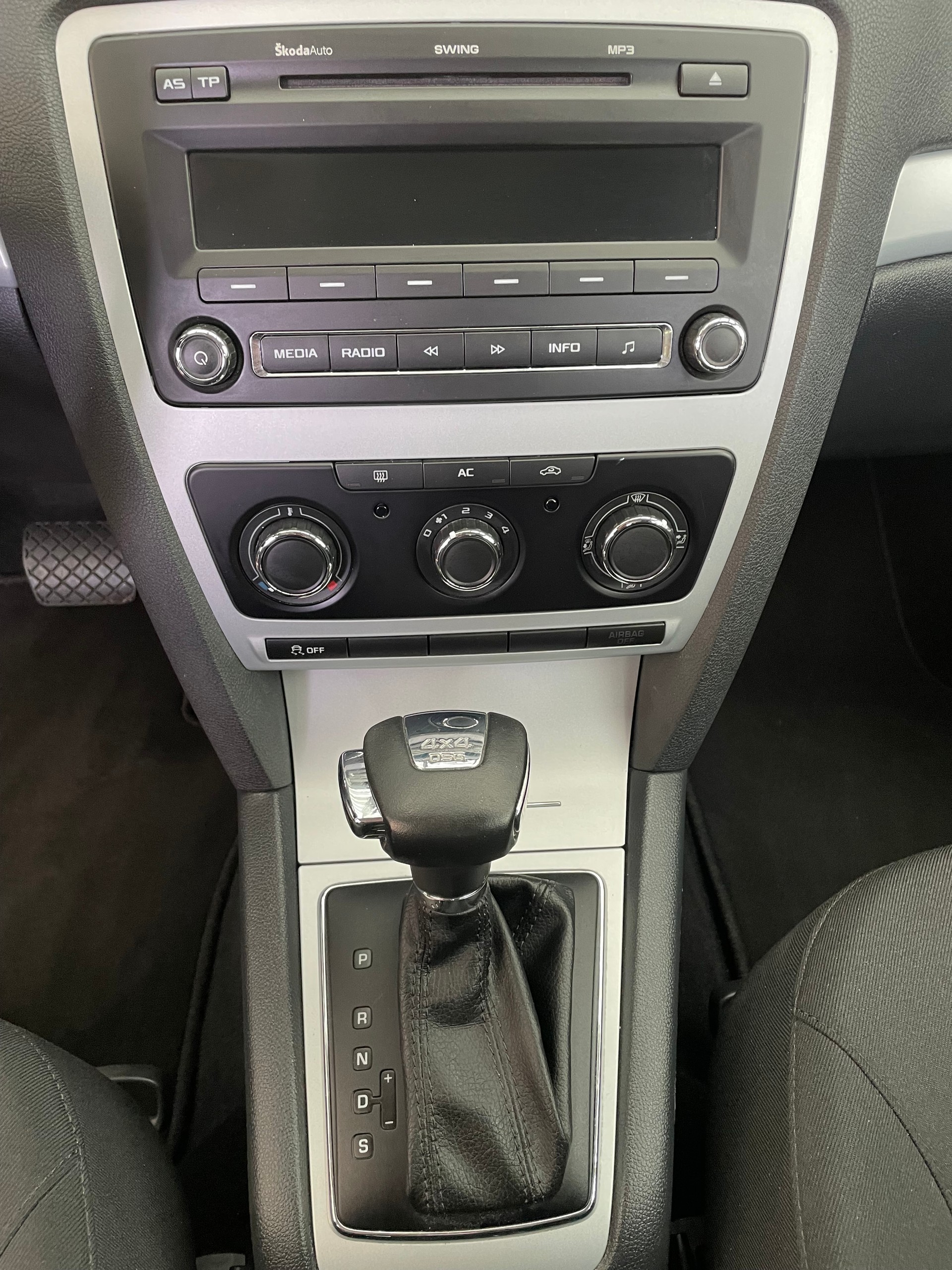 SKODA Octavia Combi 2.0 TDI Arosa 4x4 DSG-image-10