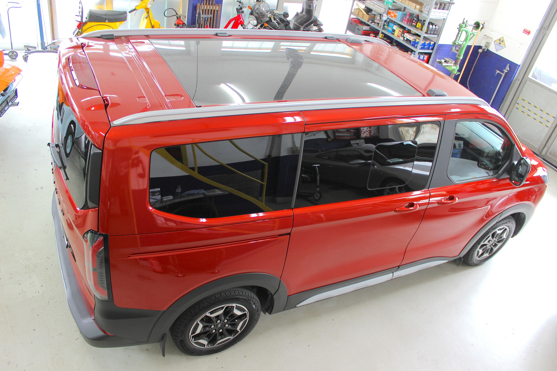 FORD Tourneo Bus 340 L1H1 65kWh Active 💥 TOP Ausstattung inkl. AHK 💥 Garantie 💥 Lieferung möglich-showroom-element-1