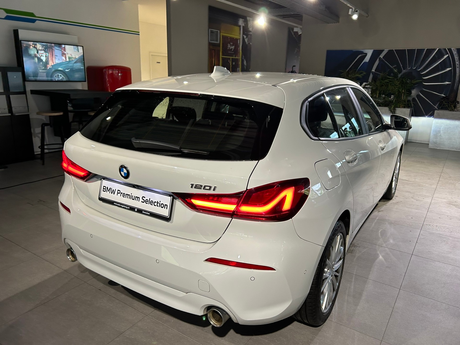 BMW 120i Steptronic-image-16