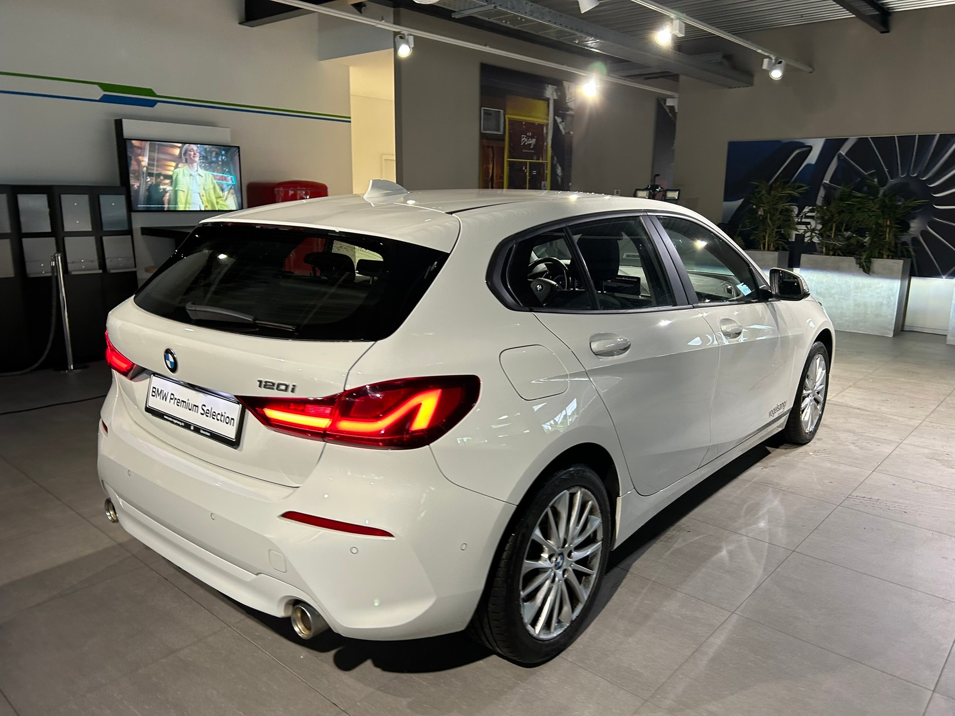 BMW 120i Steptronic-image-15