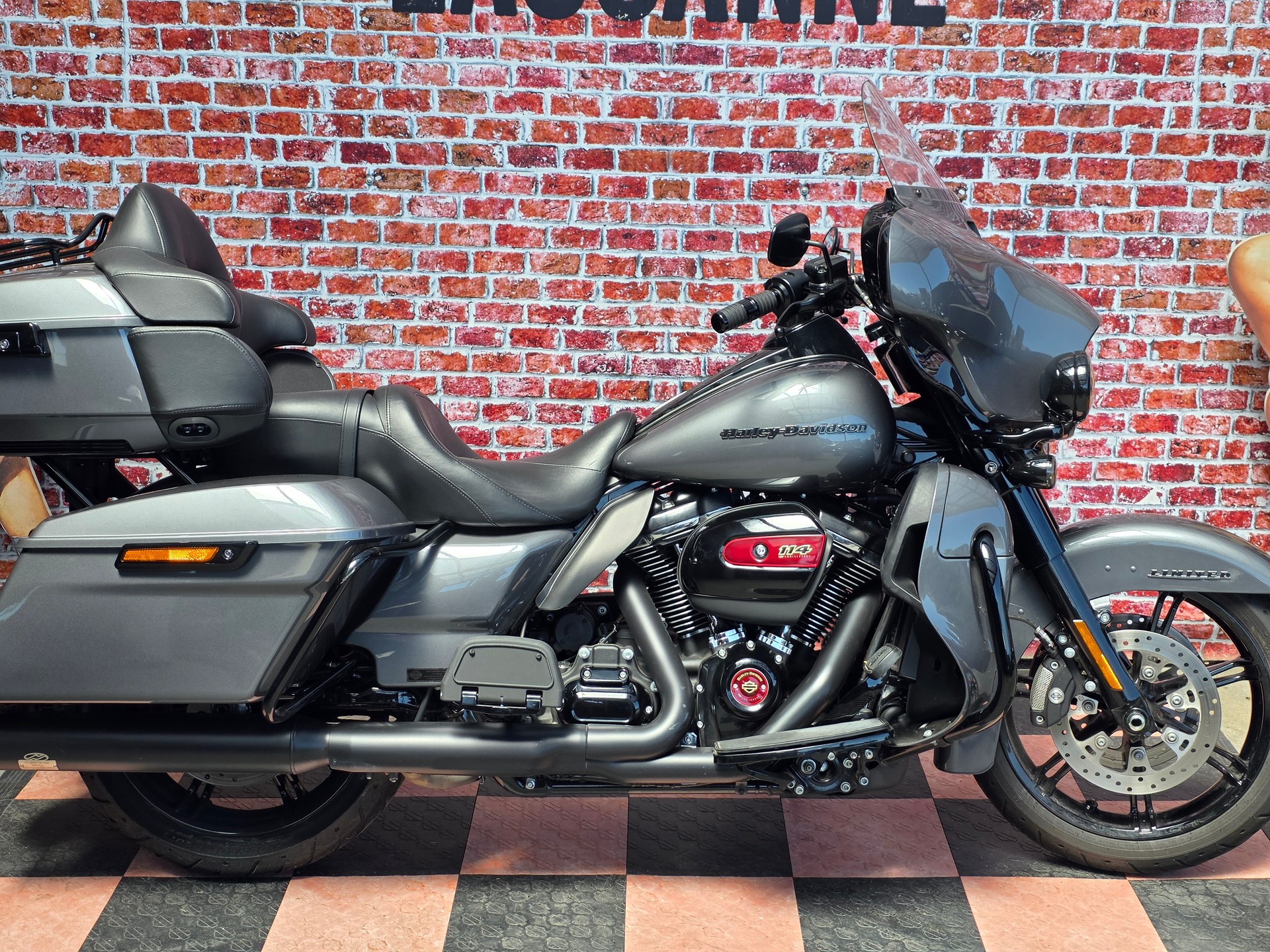 HARLEY-DAVIDSON FLHTK Electra Glide Ultra Limited Black Finish114-showroom-element-2