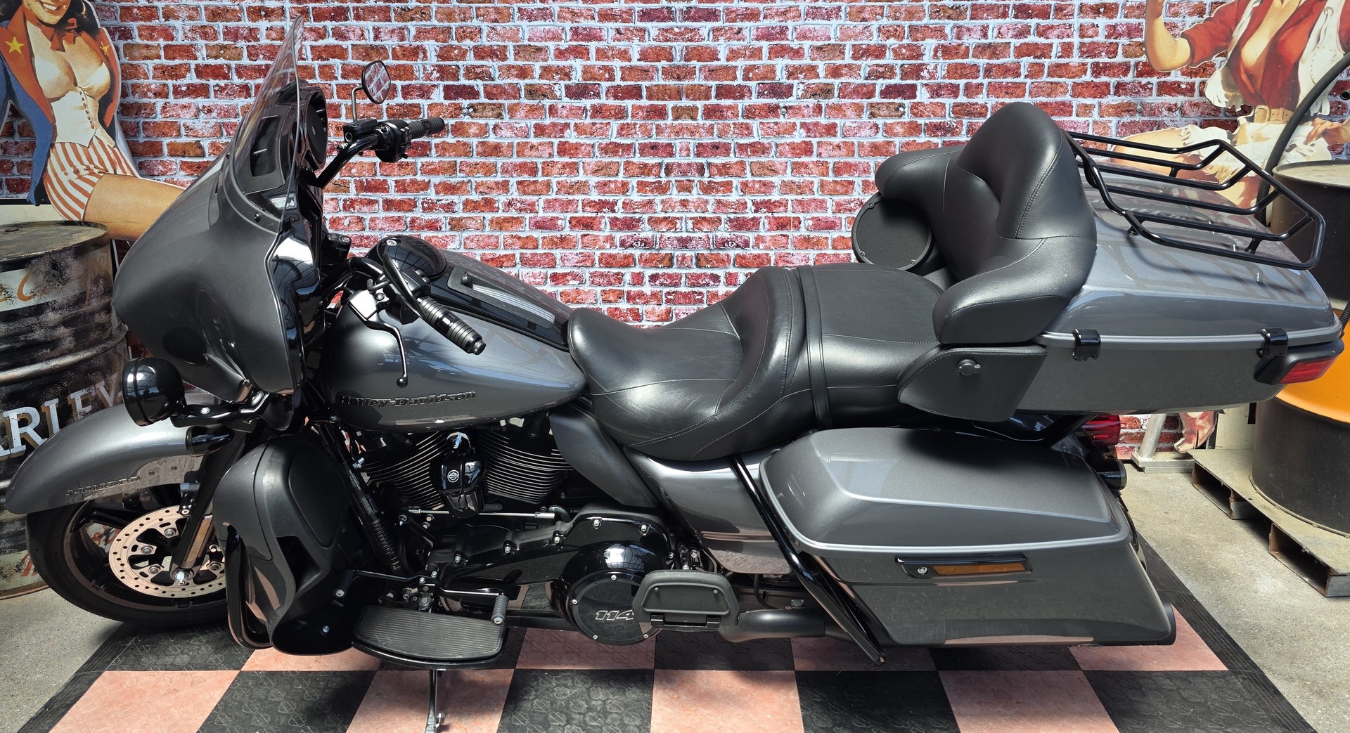 HARLEY-DAVIDSON FLHTK Electra Glide Ultra Limited Black Finish114-showroom-element-3