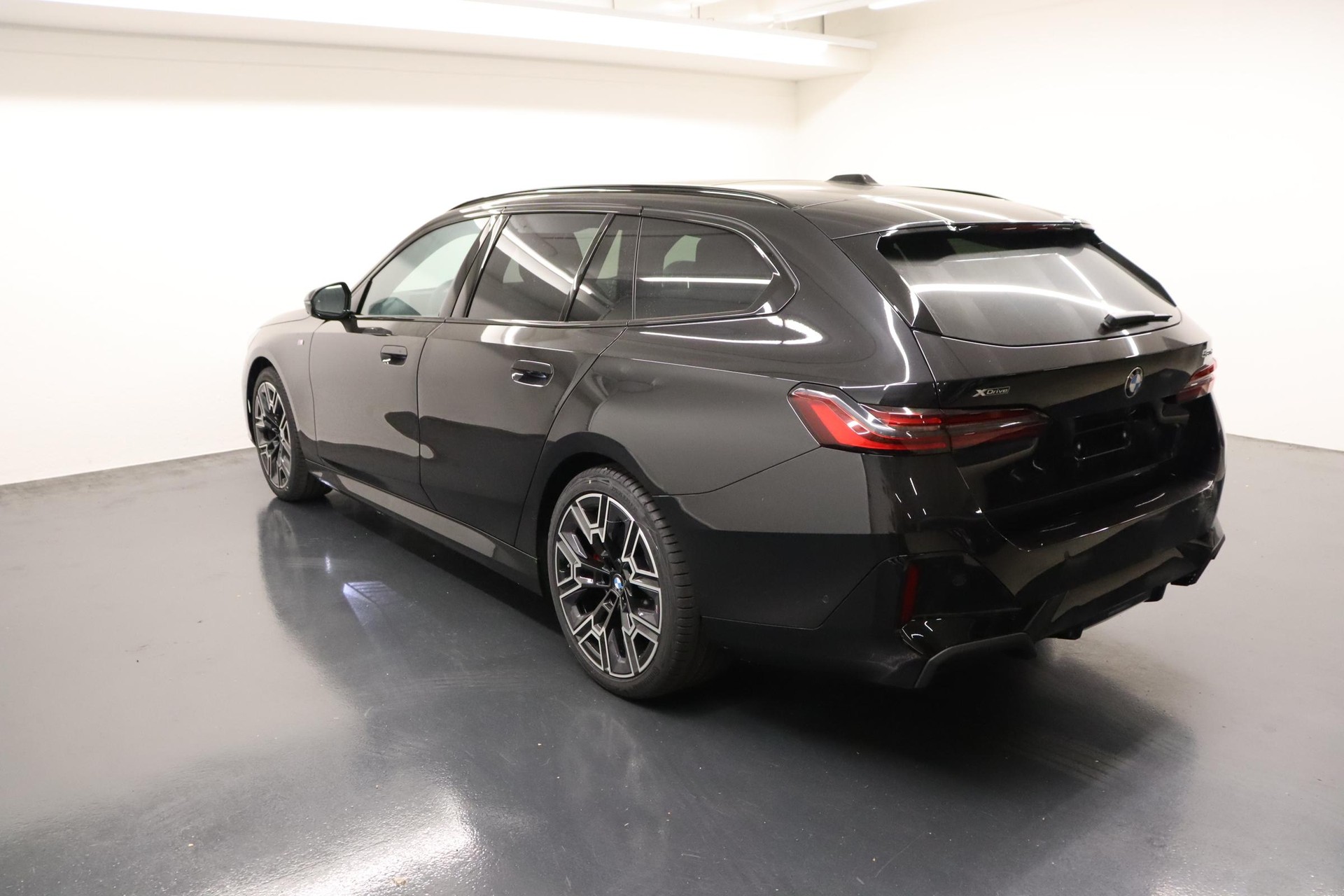 BMW 520d xDrive Touring-showroom-element-1
