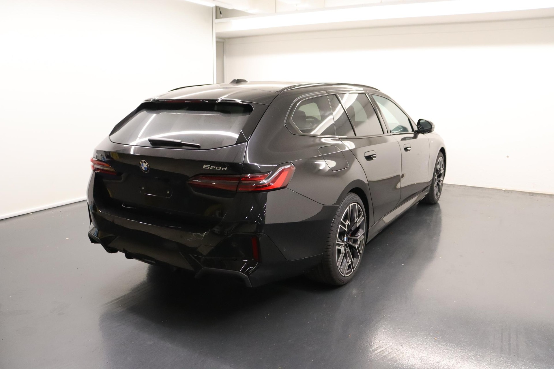 BMW 520d xDrive Touring-showroom-element-3