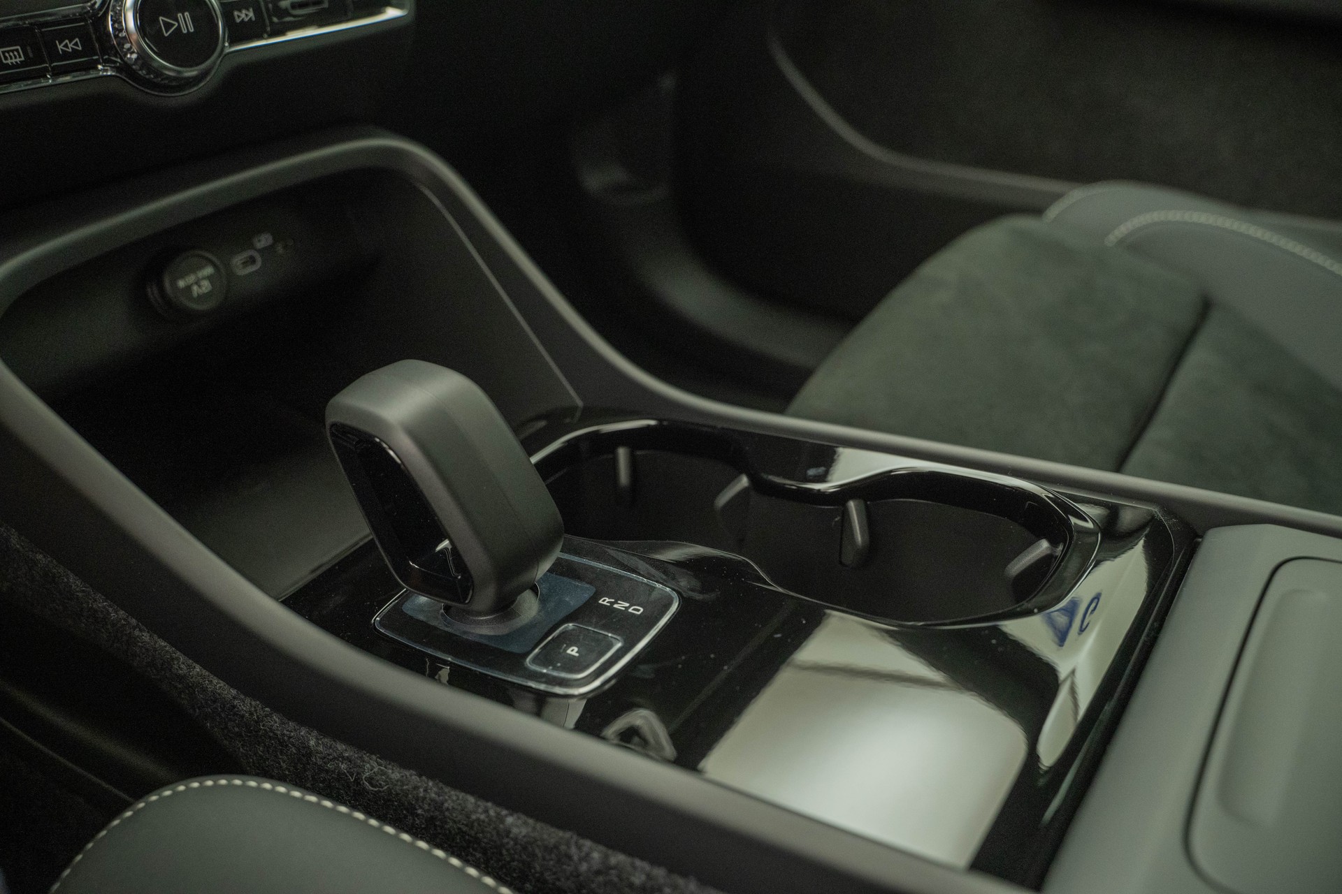 VOLVO EX40 Twin Performance Ultra AWD-image-10