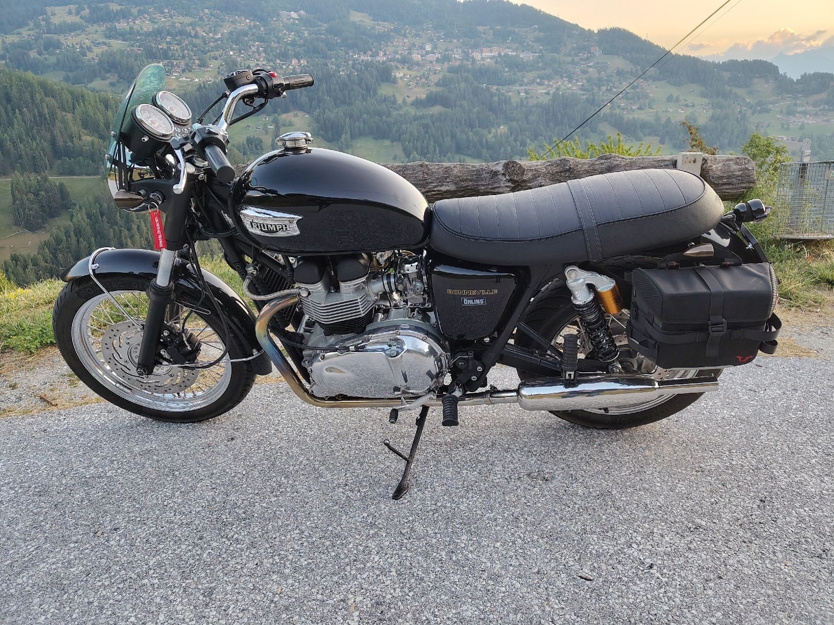 TRIUMPH Bonneville 800-image-2