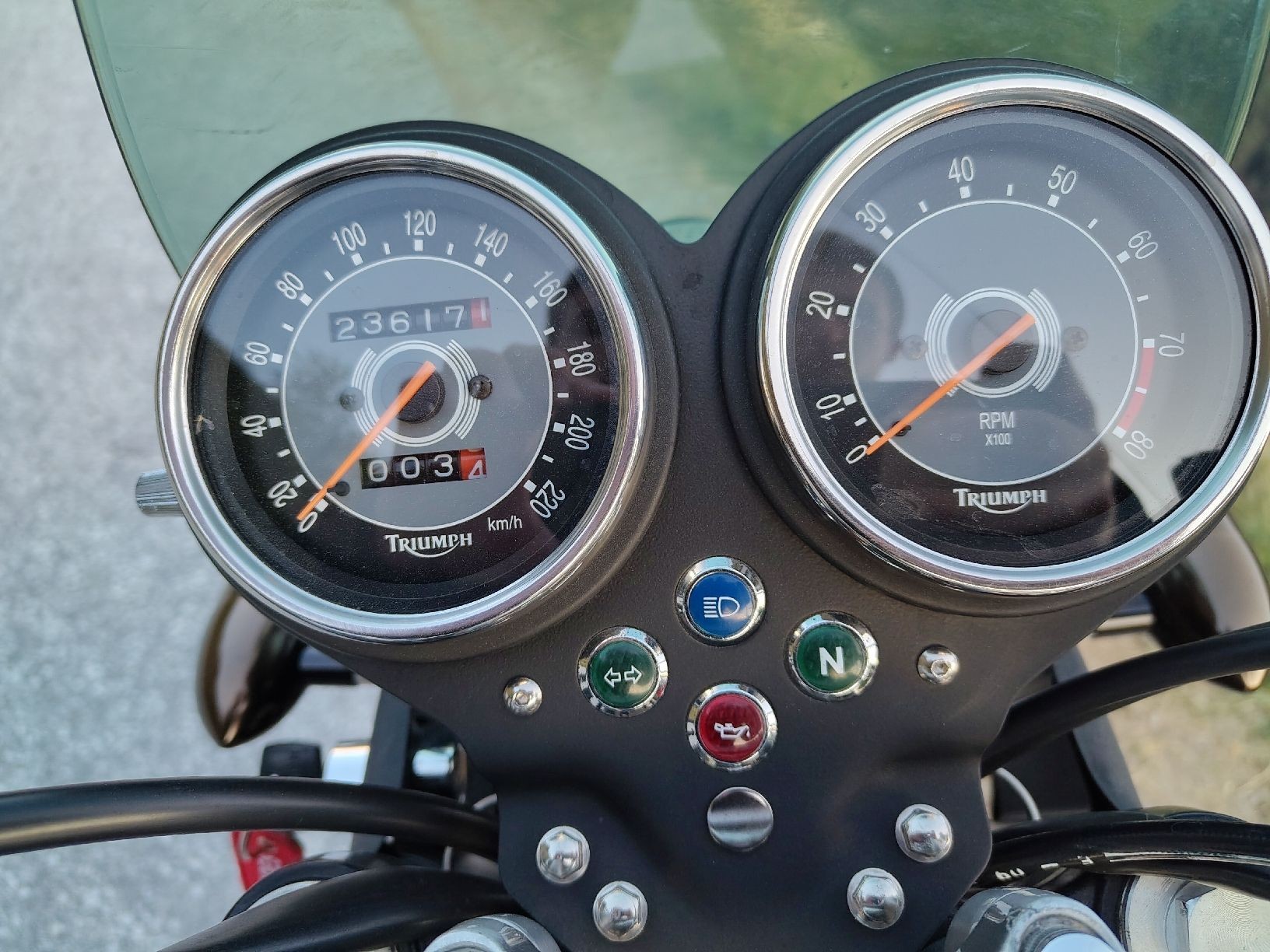 TRIUMPH Bonneville 800-image-4