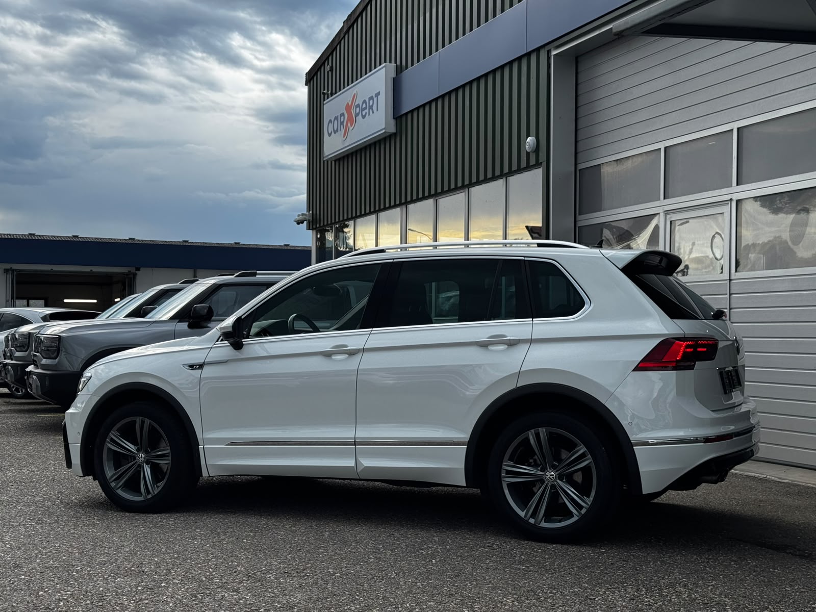 VW Tiguan 2.0TSI R-Line 4Motion DSG-showroom-element-3