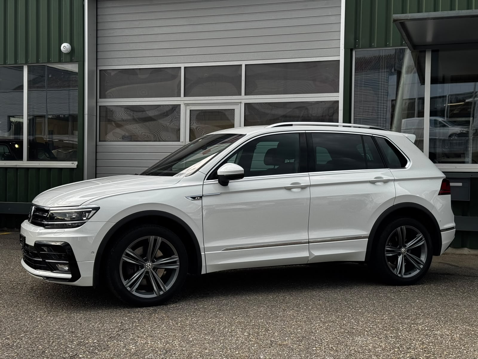 VW Tiguan 2.0TSI R-Line 4Motion DSG-showroom-element-1