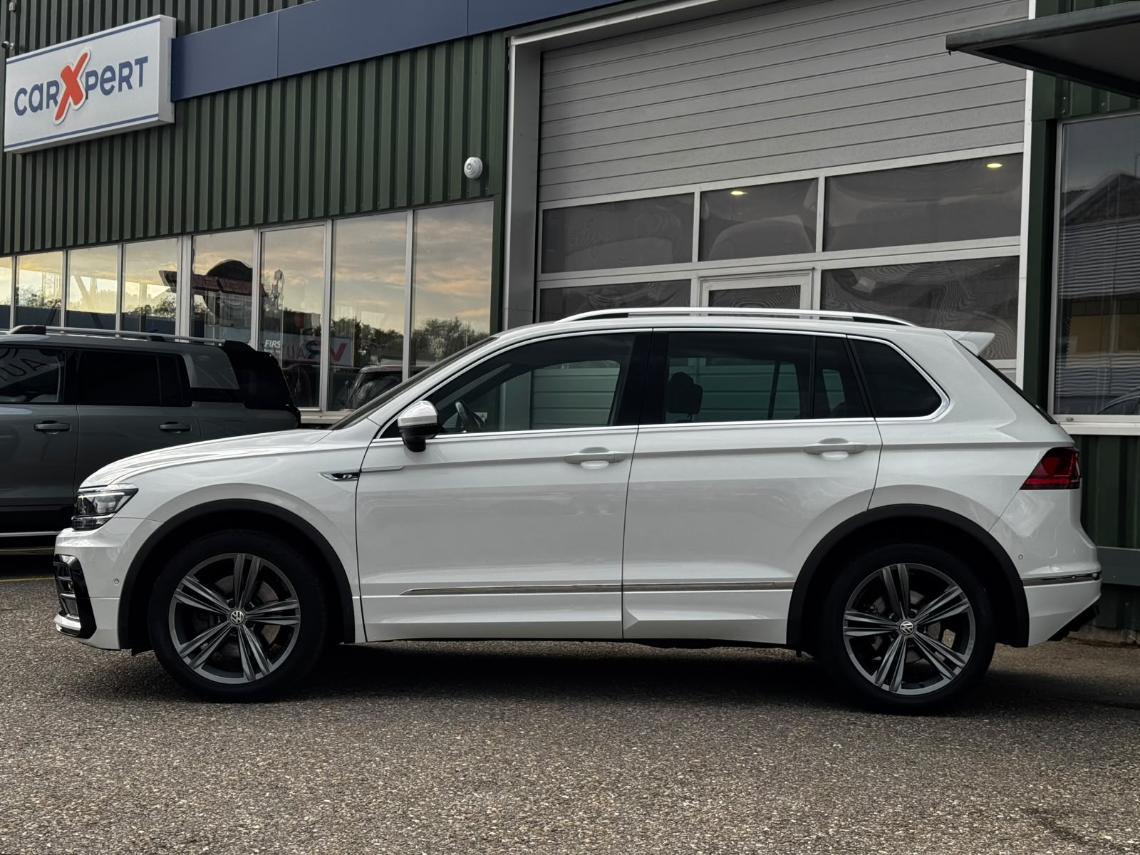 VW Tiguan 2.0TSI R-Line 4Motion DSG-showroom-element-2