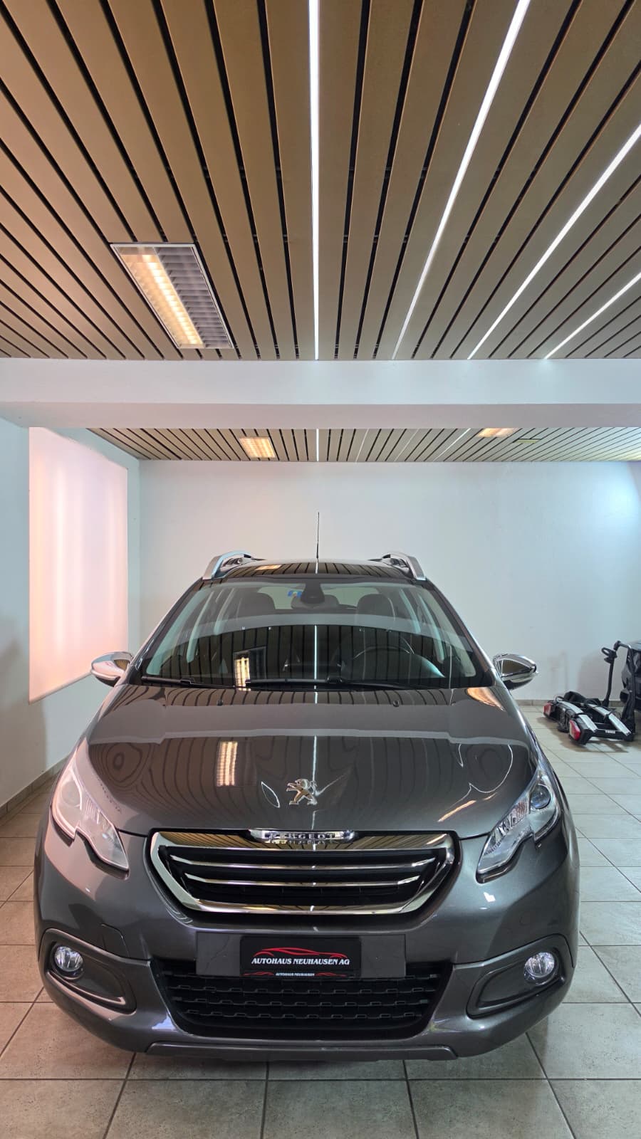 PEUGEOT 2008 1.2 PureTech, Top Fahrzeug, Panoramadach, 8-Fach Bereift, Frisch ab Service-showroom-element-2