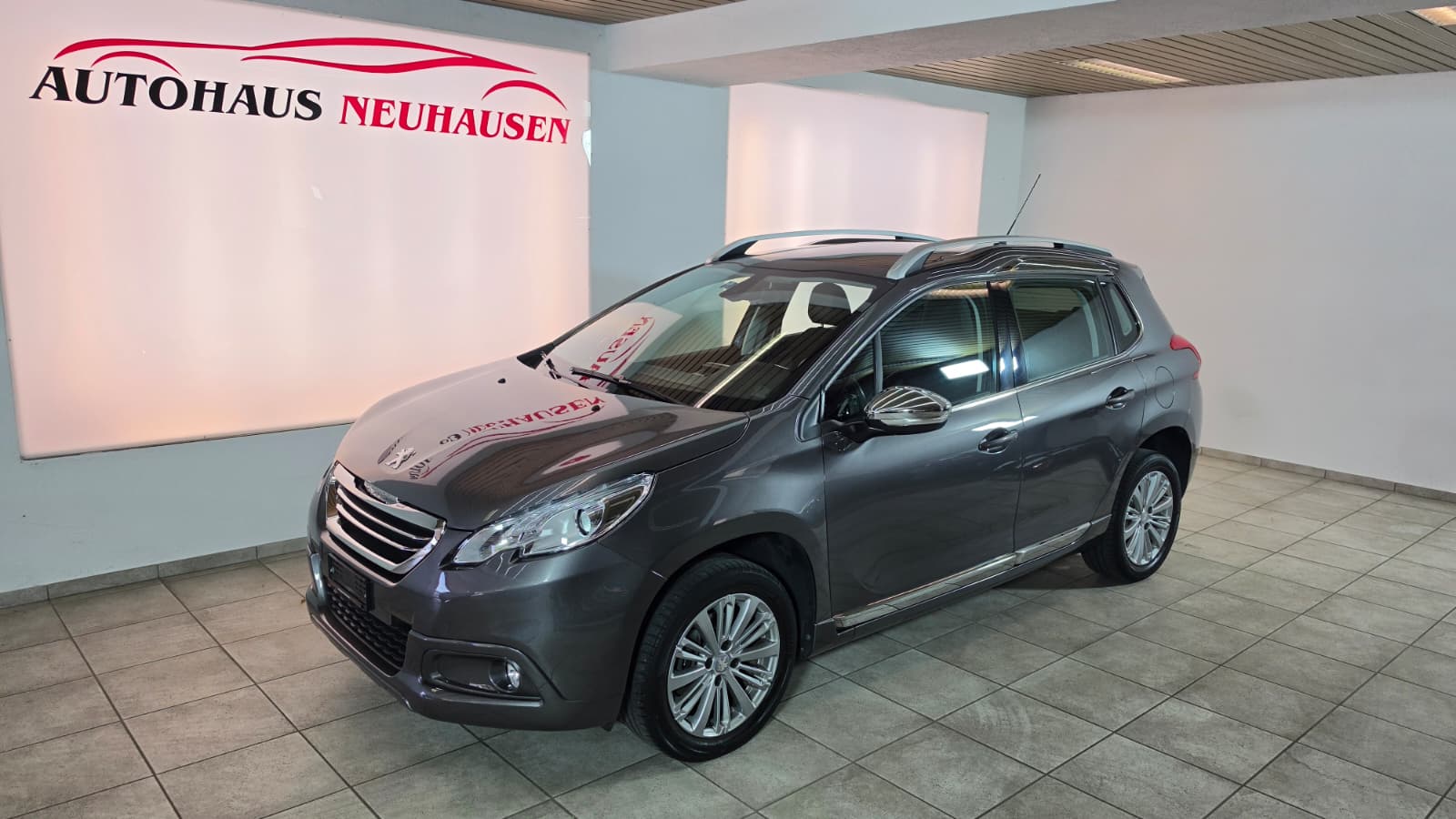 PEUGEOT 2008 1.2 PureTech, Top Fahrzeug, Panoramadach, 8-Fach Bereift, Frisch ab Service