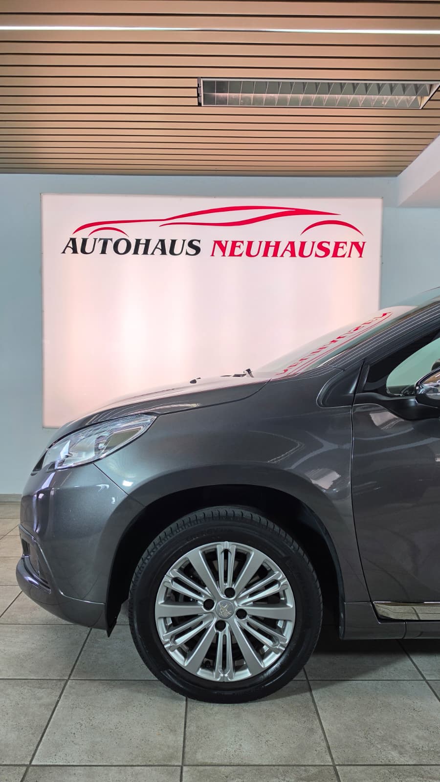 PEUGEOT 2008 1.2 PureTech, Top Fahrzeug, Panoramadach, 8-Fach Bereift, Frisch ab Service-showroom-element-1