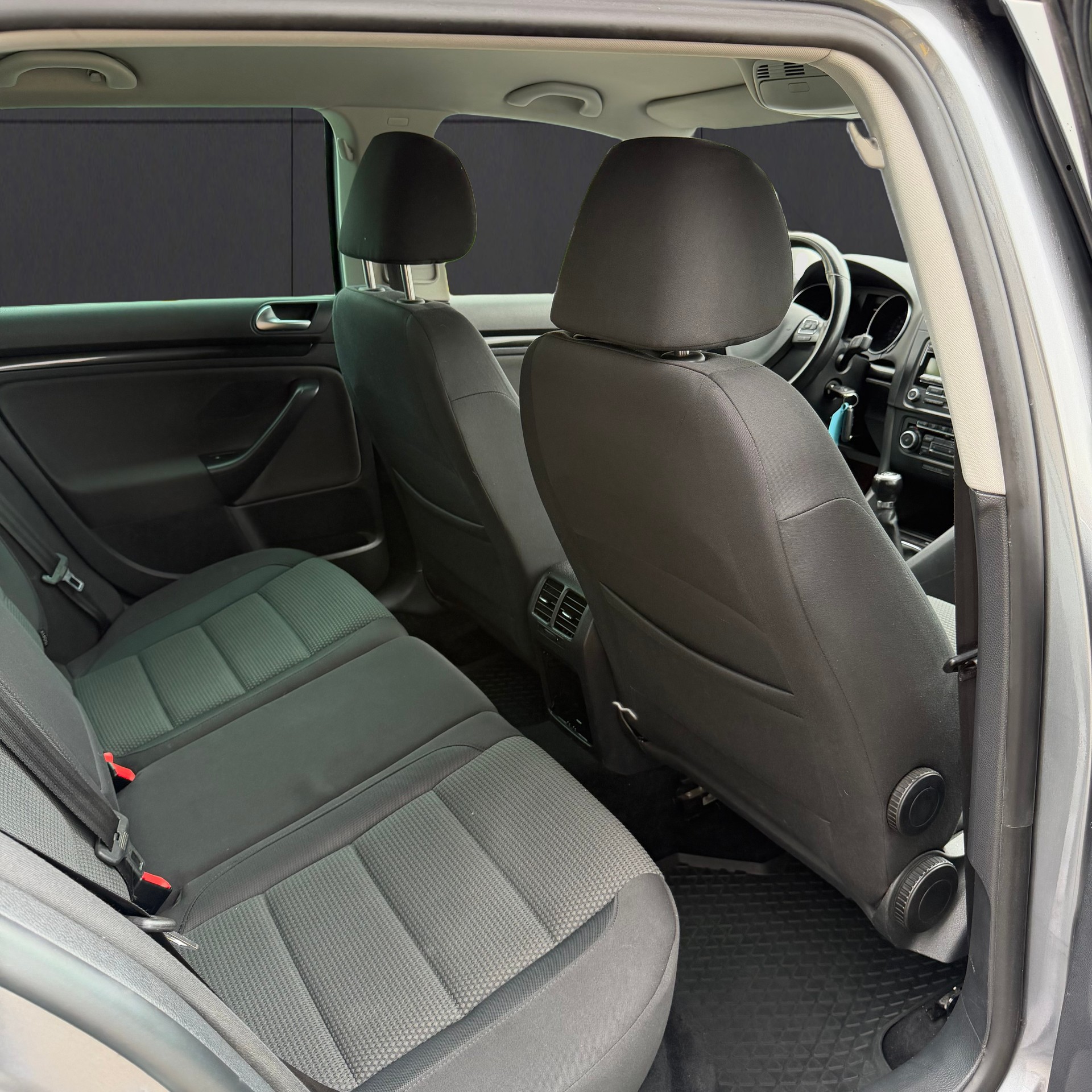 VW Golf Variant 1.6 TDI Comfortline 4Motion-image-14