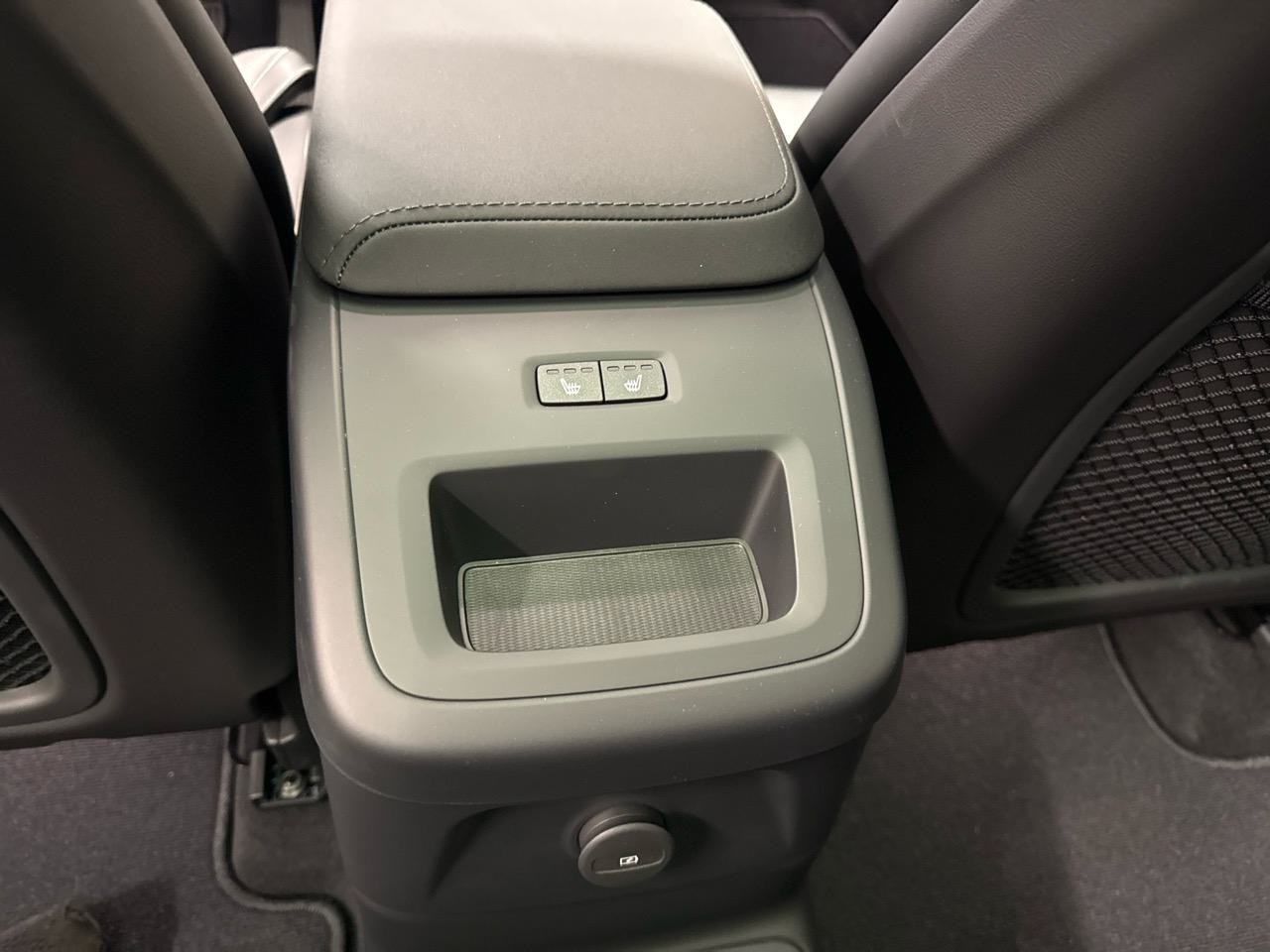 VOLVO XC60 T8 eAWD PluginHybrid Black Edition Geartronic-image-11
