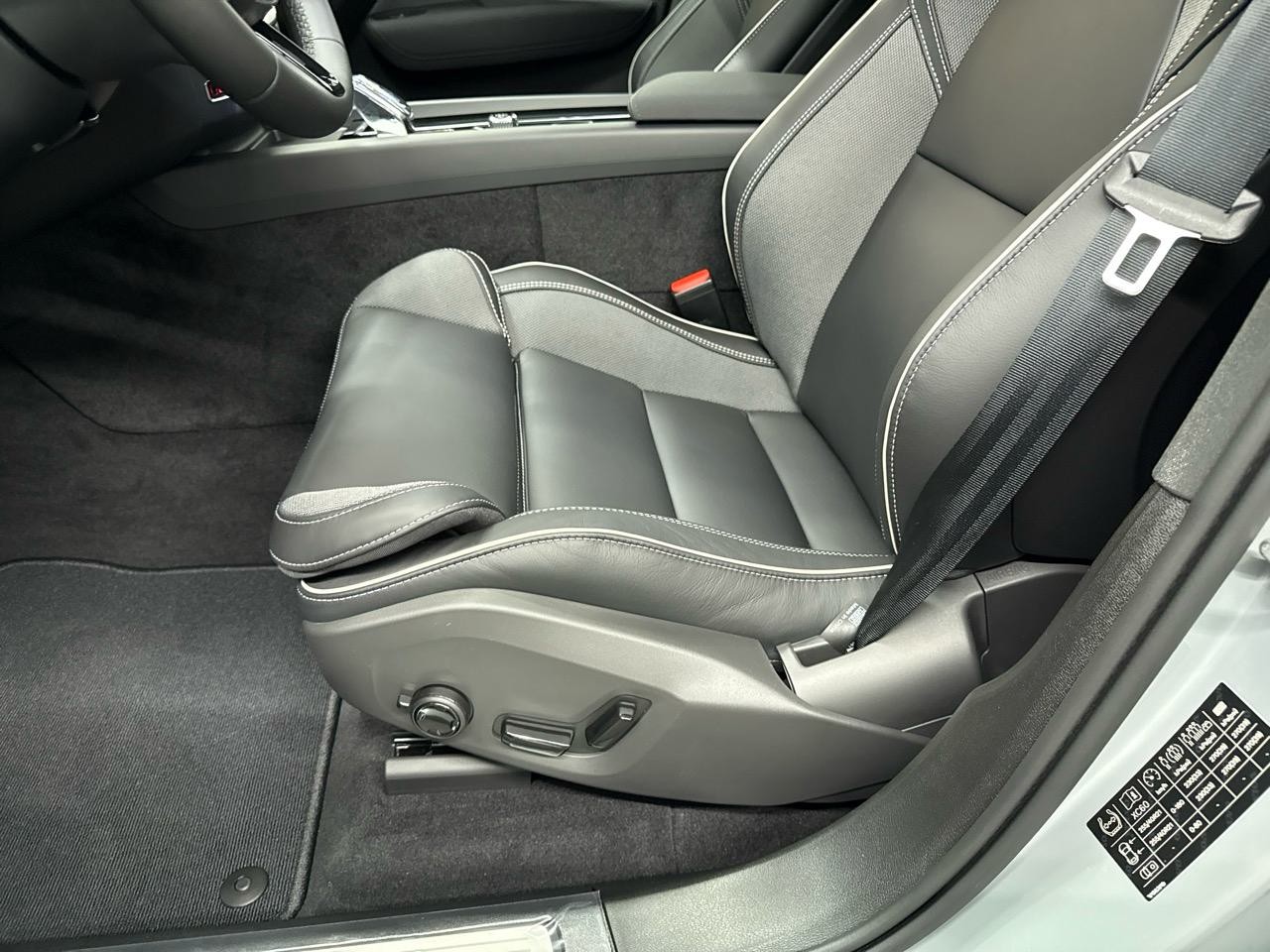 VOLVO XC60 T8 eAWD PluginHybrid Black Edition Geartronic-showroom-element-3