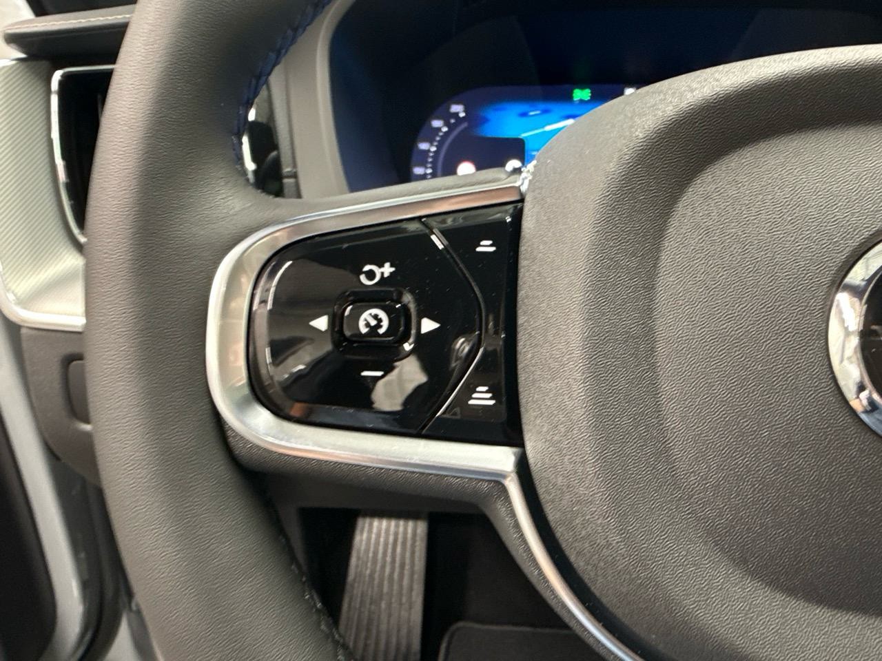 VOLVO XC60 T8 eAWD PluginHybrid Black Edition Geartronic-image-8