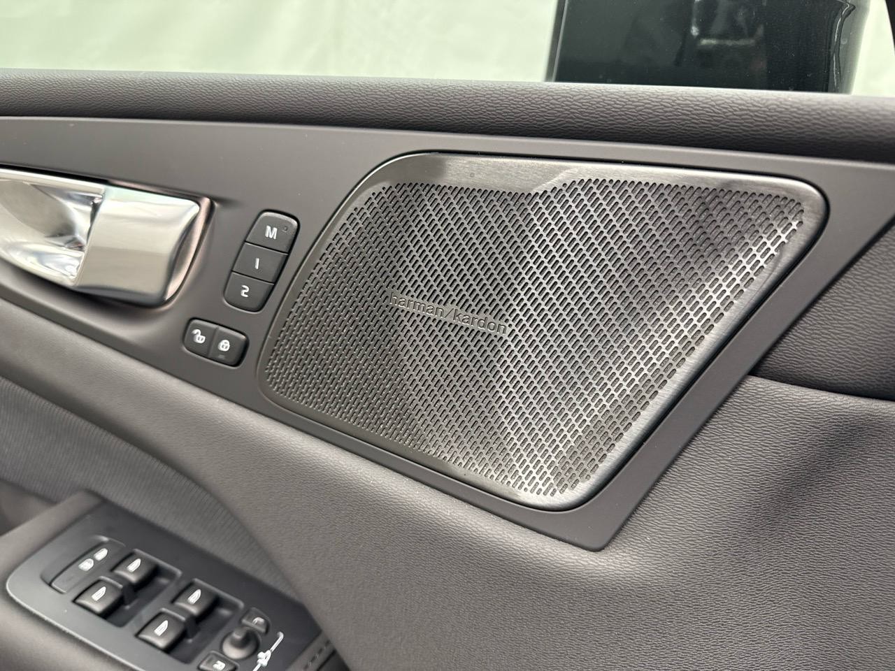 VOLVO XC60 T8 eAWD PluginHybrid Black Edition Geartronic-image-4