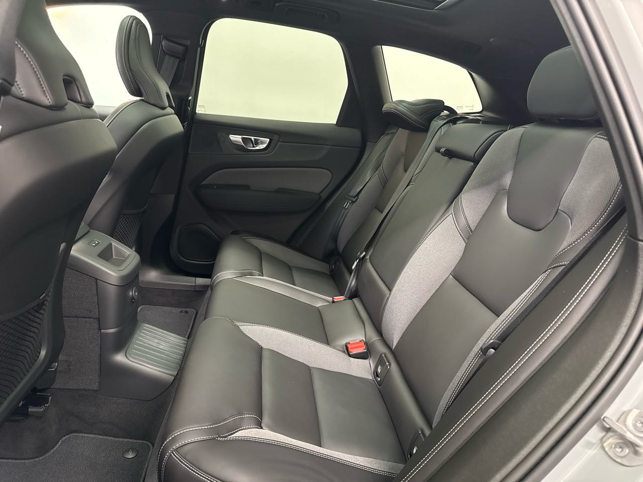 VOLVO XC60 T8 eAWD PluginHybrid Black Edition Geartronic-image-10