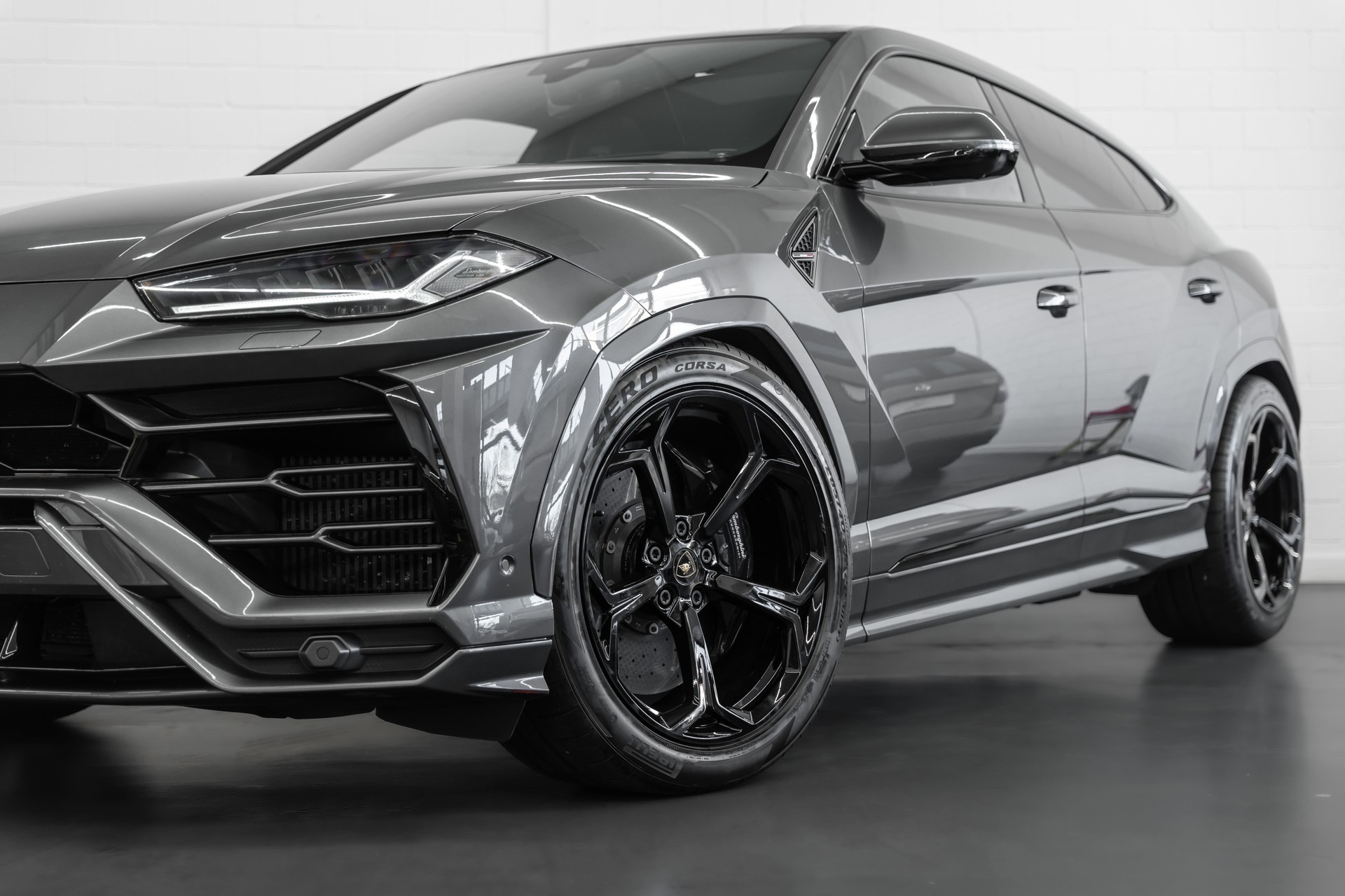 LAMBORGHINI Urus E-Gear-showroom-element-3
