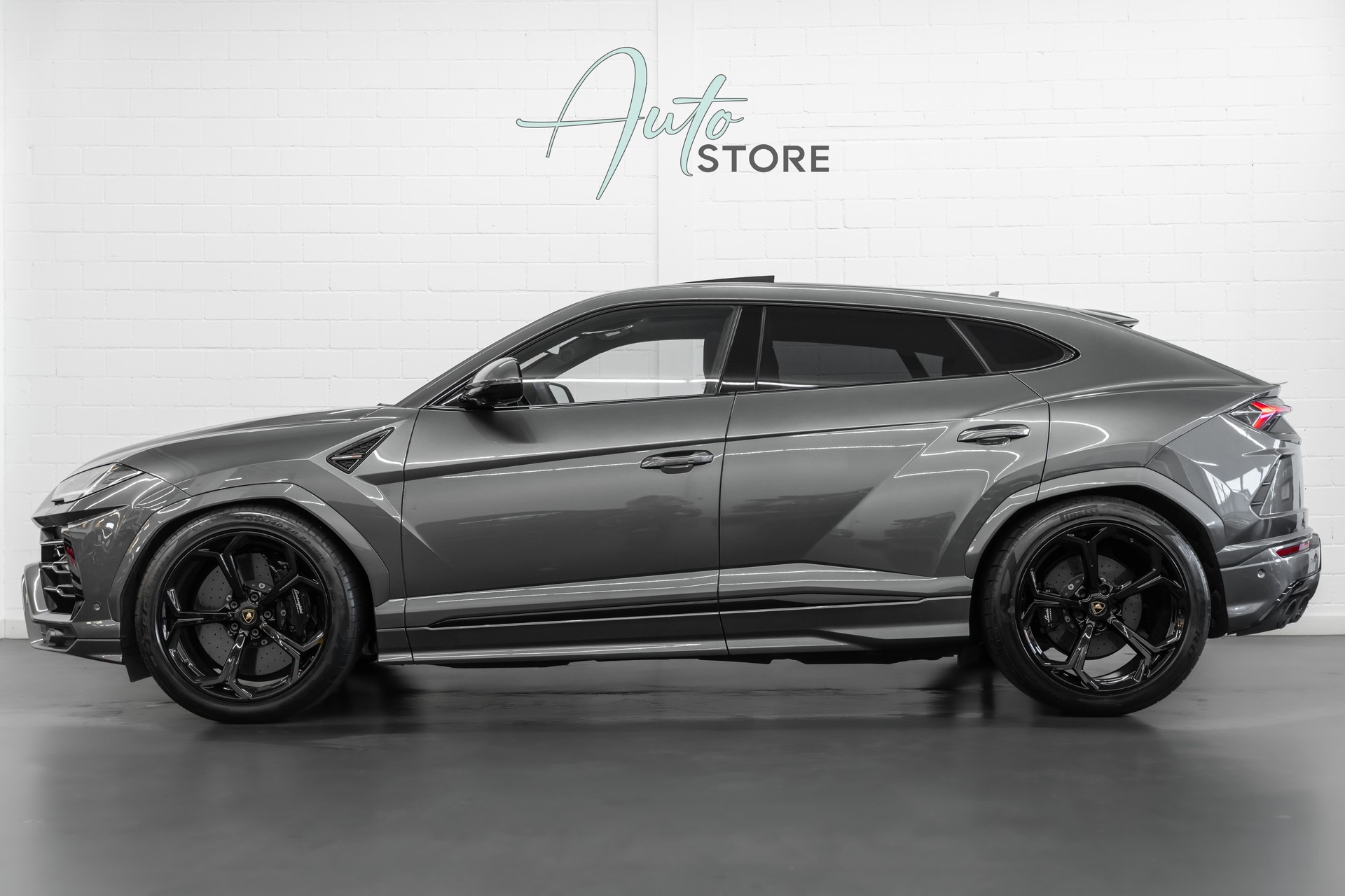 LAMBORGHINI Urus E-Gear-showroom-element-2