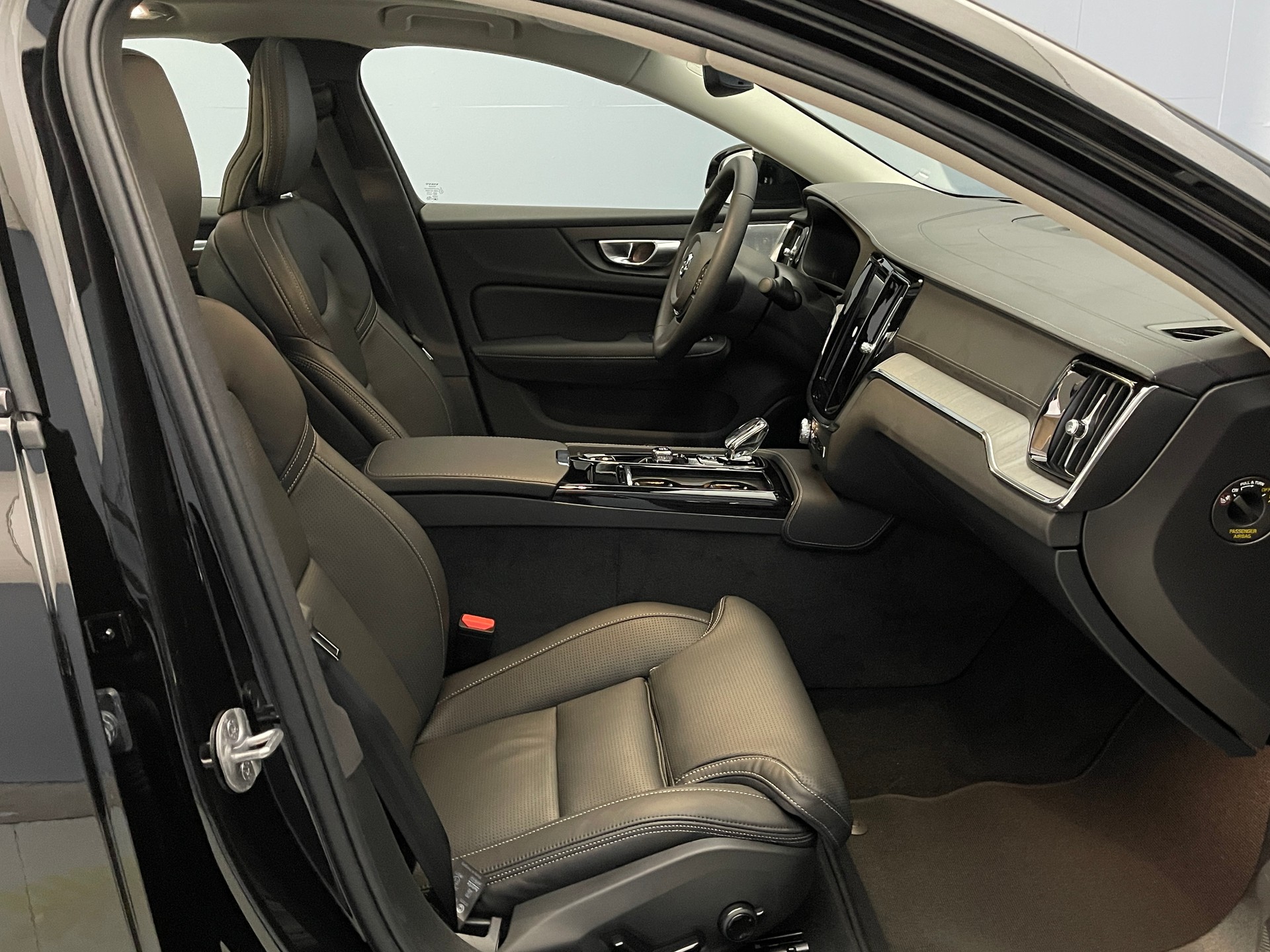 VOLVO S60 2.0 T8 TE Ultimate Dark eAWD-image-9