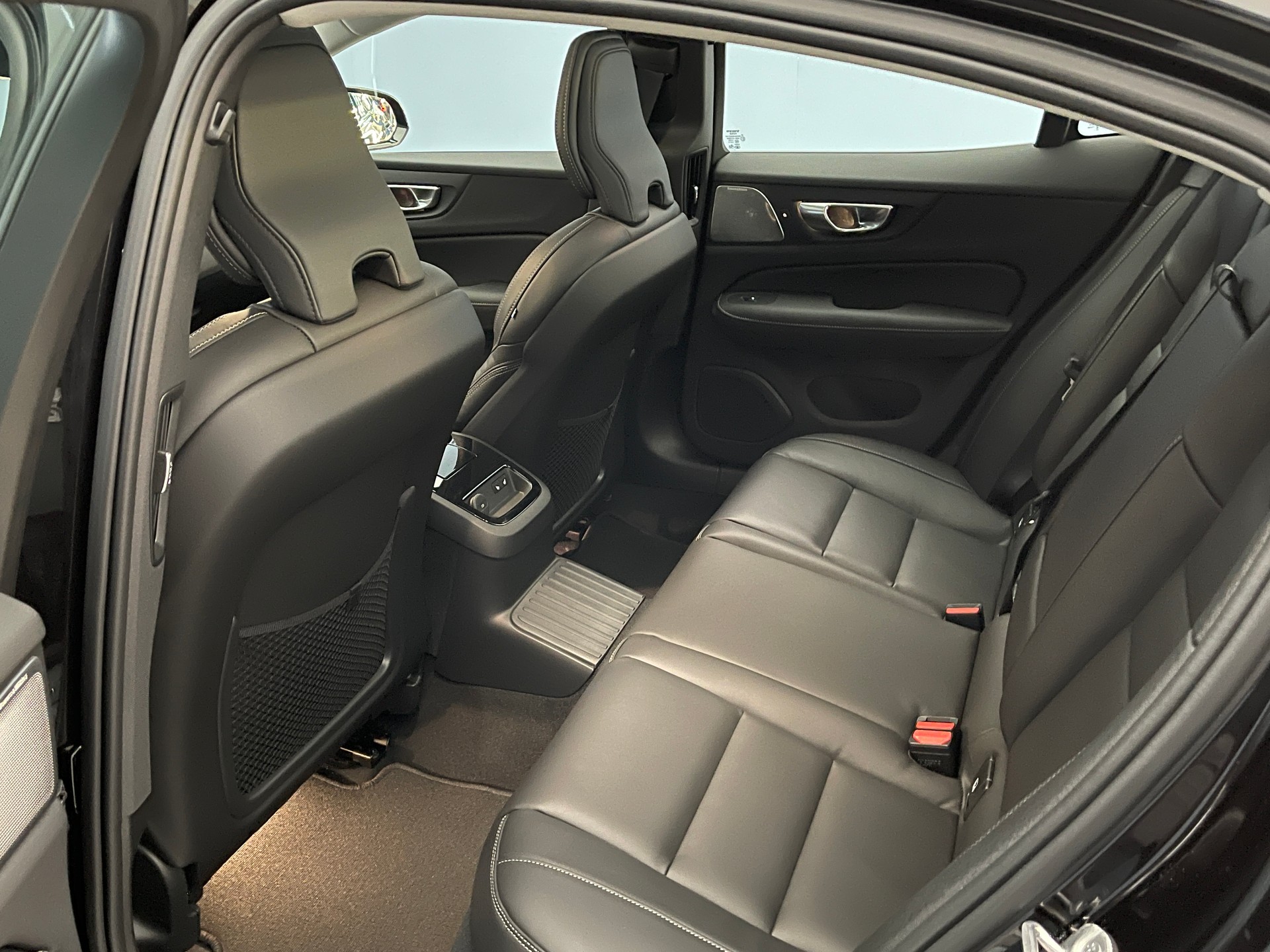 VOLVO S60 2.0 T8 TE Ultimate Dark eAWD-image-8