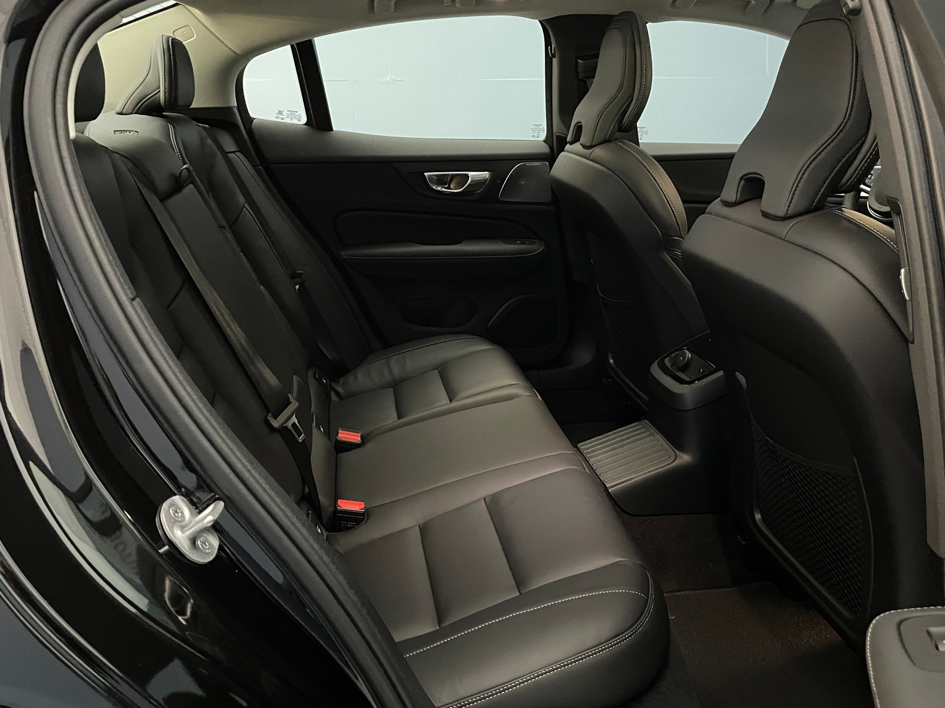 VOLVO S60 2.0 T8 TE Ultimate Dark eAWD-image-7